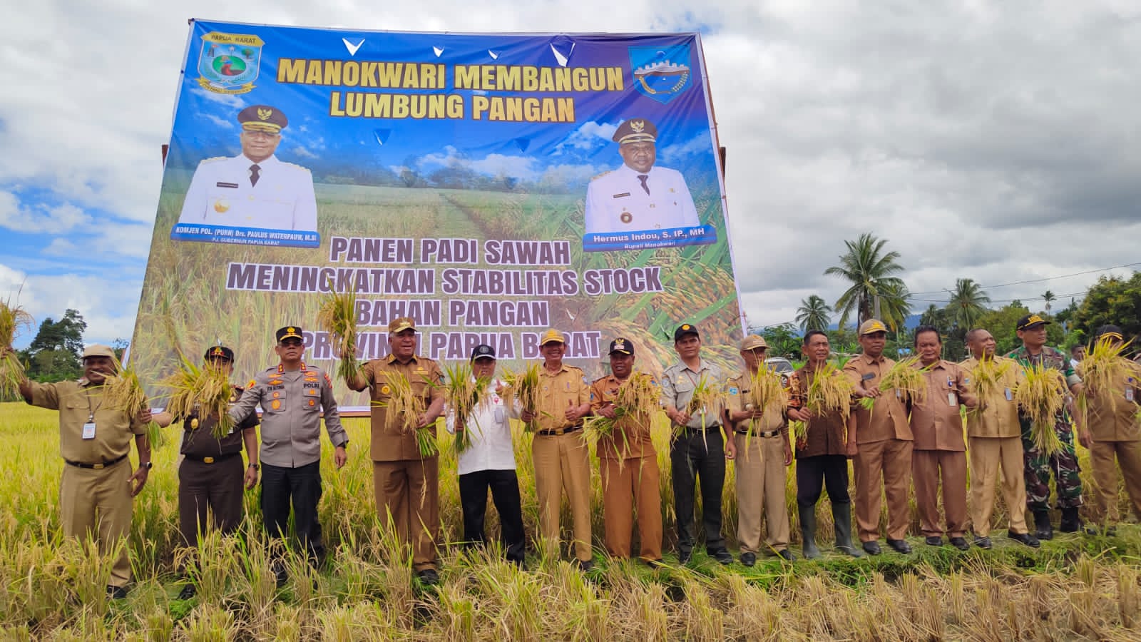 Pj. Gubernur Papua Barat, Komjen Pol. (Purn) Drs. Paulus Waterpauw, M.Si  memanen padi di Jalur 9 Kampung Desay (SP II), Distrik Prafi.