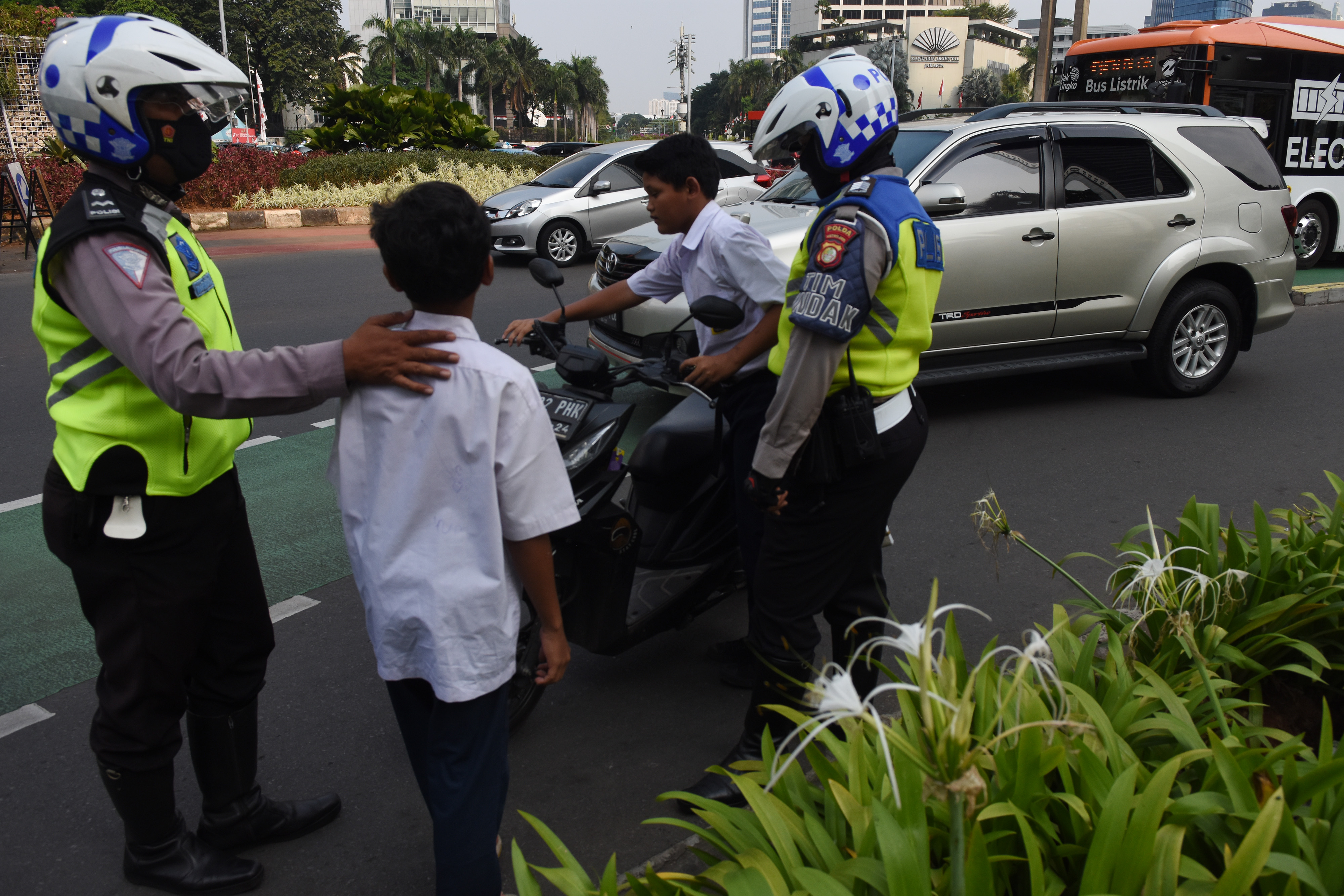 Siswa SMP terkena razia dan ditilang karena menggendarai sepeda motor.