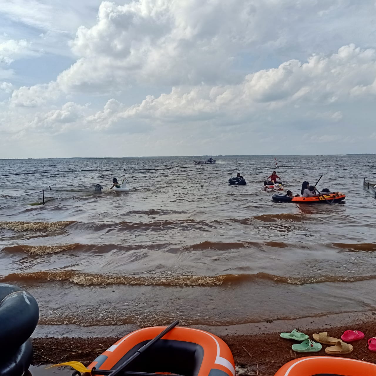Wisatawan menikmati Pantai Kerikil