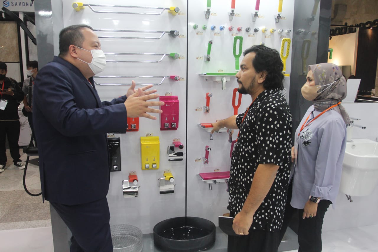 General Manager Germany Brilliant Sanitaryware, Yapto Wijaya SH, berbincang dengan dr.Tompi, pemilik klinik kecantikan Beyoutiful.