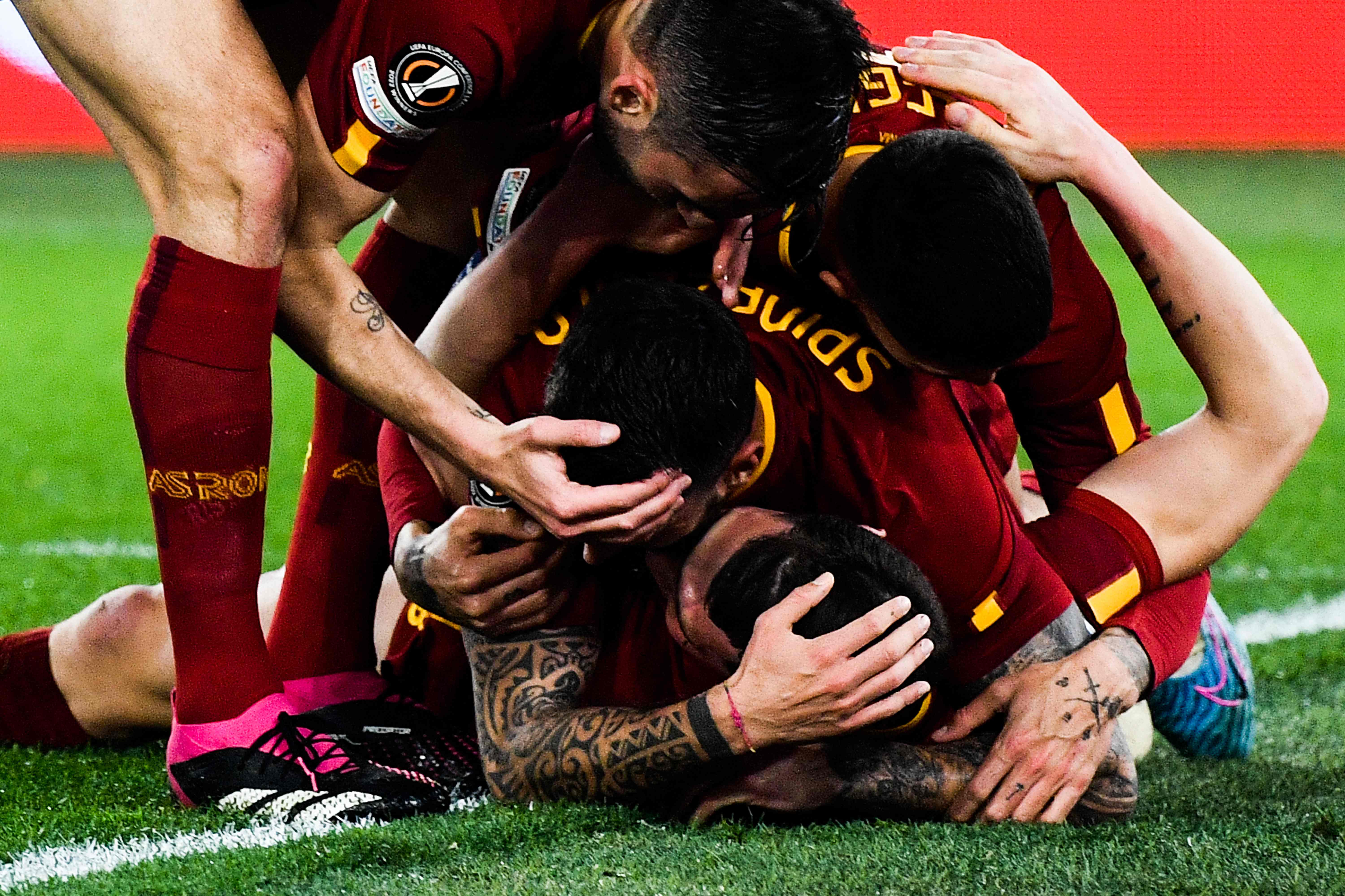 Para pemain AS Roma melakukan selebrasi usai mencetak gol ke gawang RB Salzburg di laga Liga Europa.