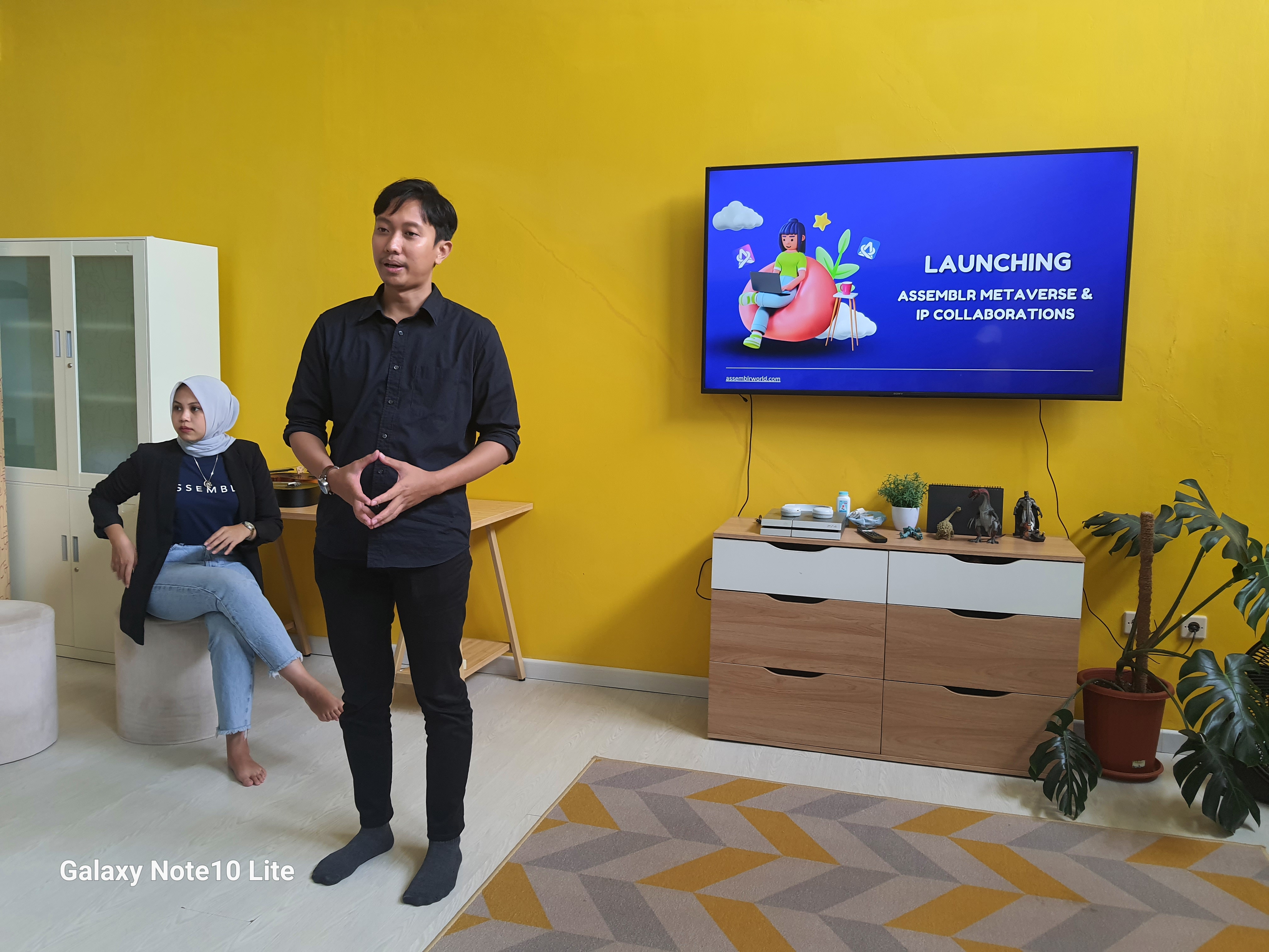 Founder dan CEO Assemblr Hasbi Asyadiq saat meluncurkan Assemblr Metaverse
