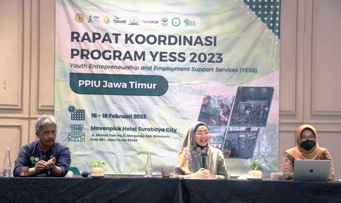 Rakor dibuka Direktur Program YESS, Idha Widi Arsanti di Surabaya (tengah)