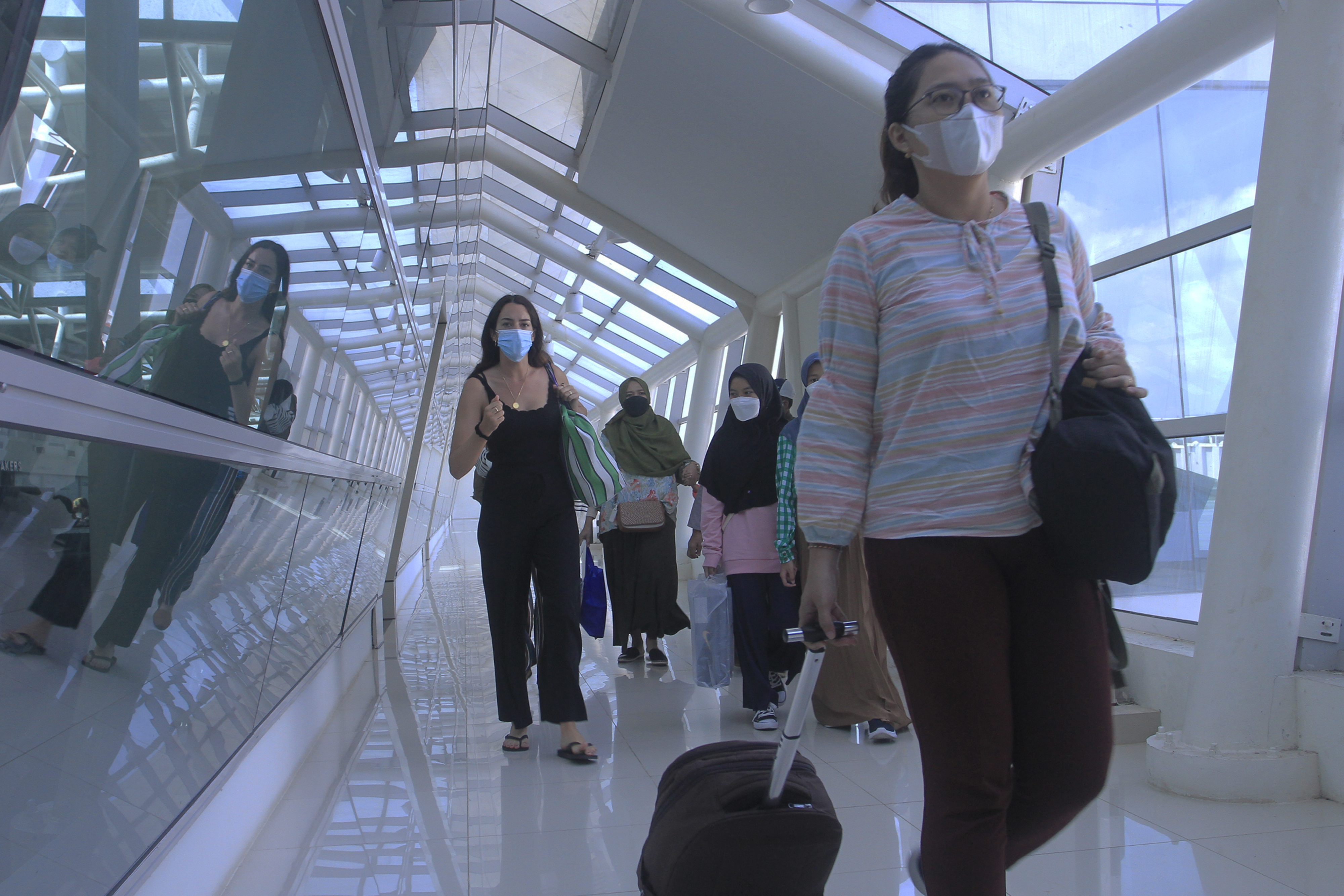 Sejumlah penumpang turun dari pesawat saat tiba di Bandara El Tari Kupang, NTT.