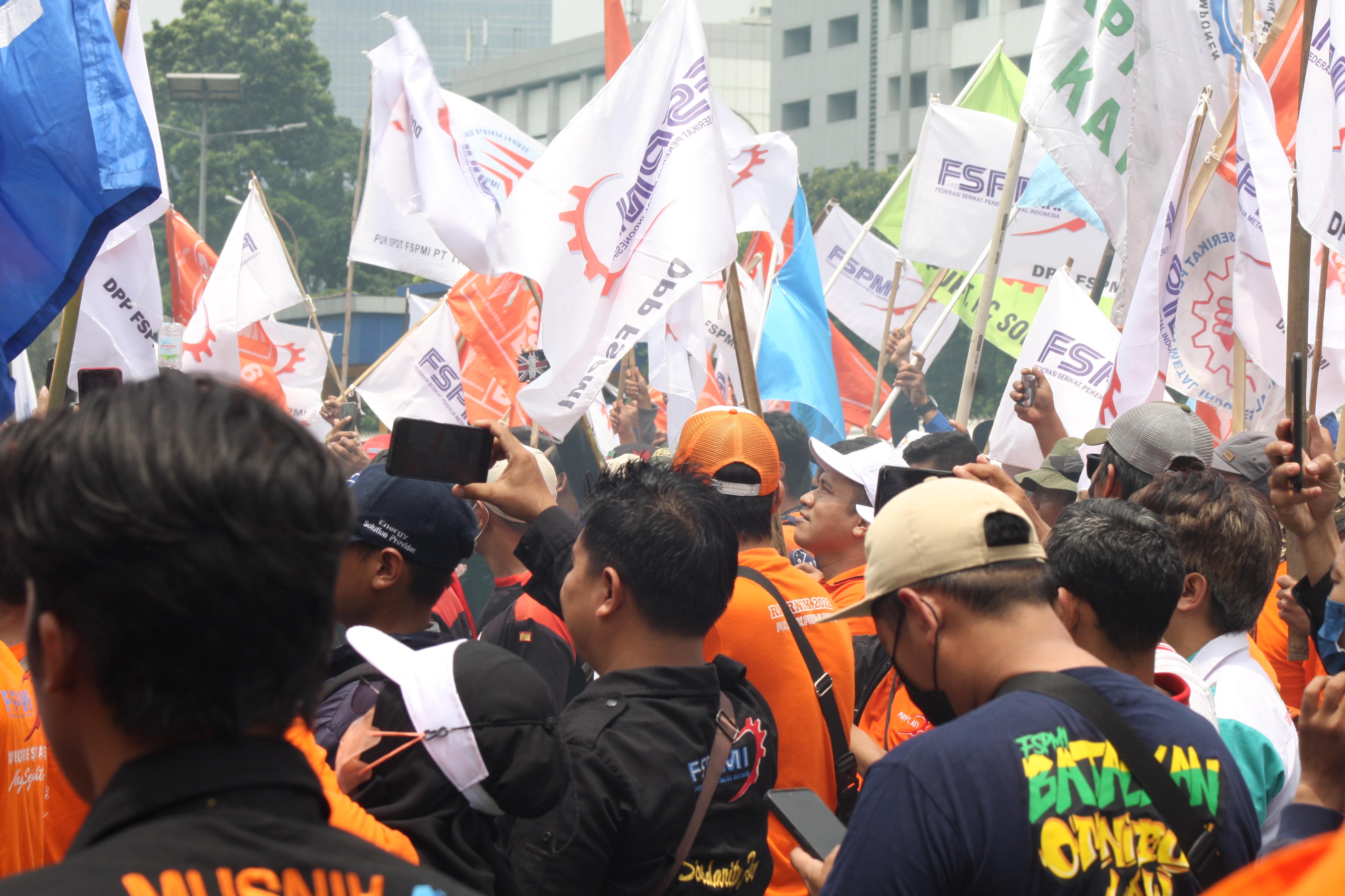 Para buruh melakukan aksi damai ini untuk menyuarakan penolakan atas Perppu No 2 Tahun 2022 tentang Cipta Kerja