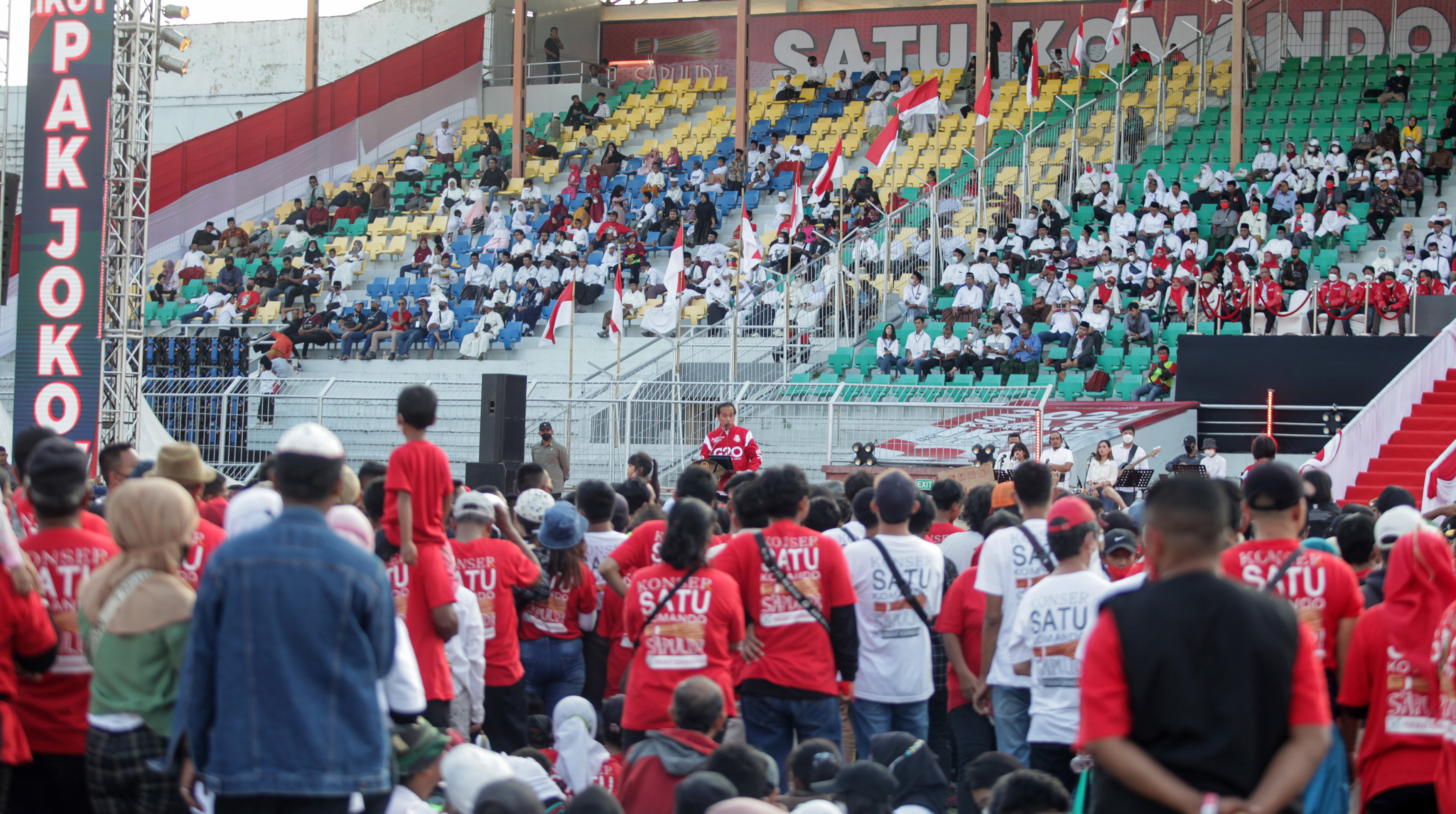 Ilustrasi. Presiden Joko Widodo menyapa para pendukungnya.