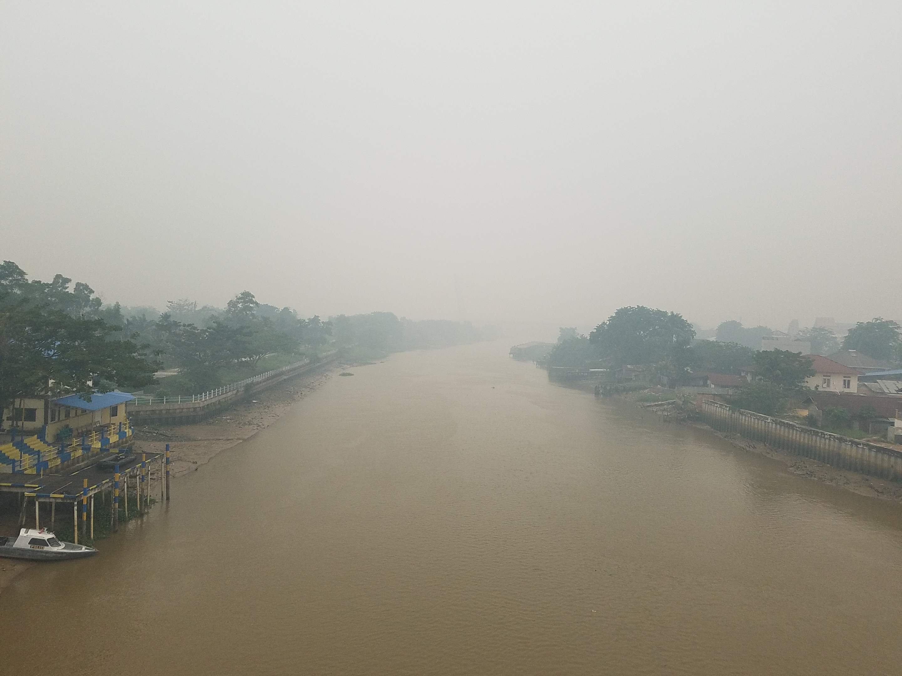 Kabut asap pekat kebakaran hutan dan lahan (Karhutla) level pencemaran udara berbahaya di Kota Pekanbaru, Riau, pada 2019 lalu.