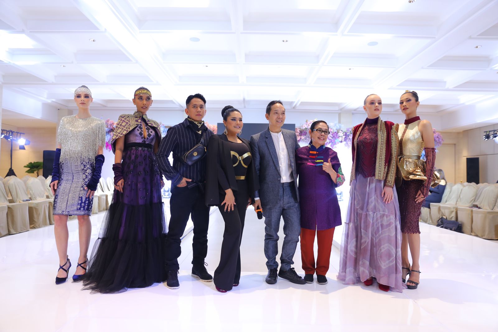 Dengan garis rancangan glamour khas desainer Hengki Kawilarang dan perpaduan warna-warna 'langit senja' yang hadir di New York Fashion Week.