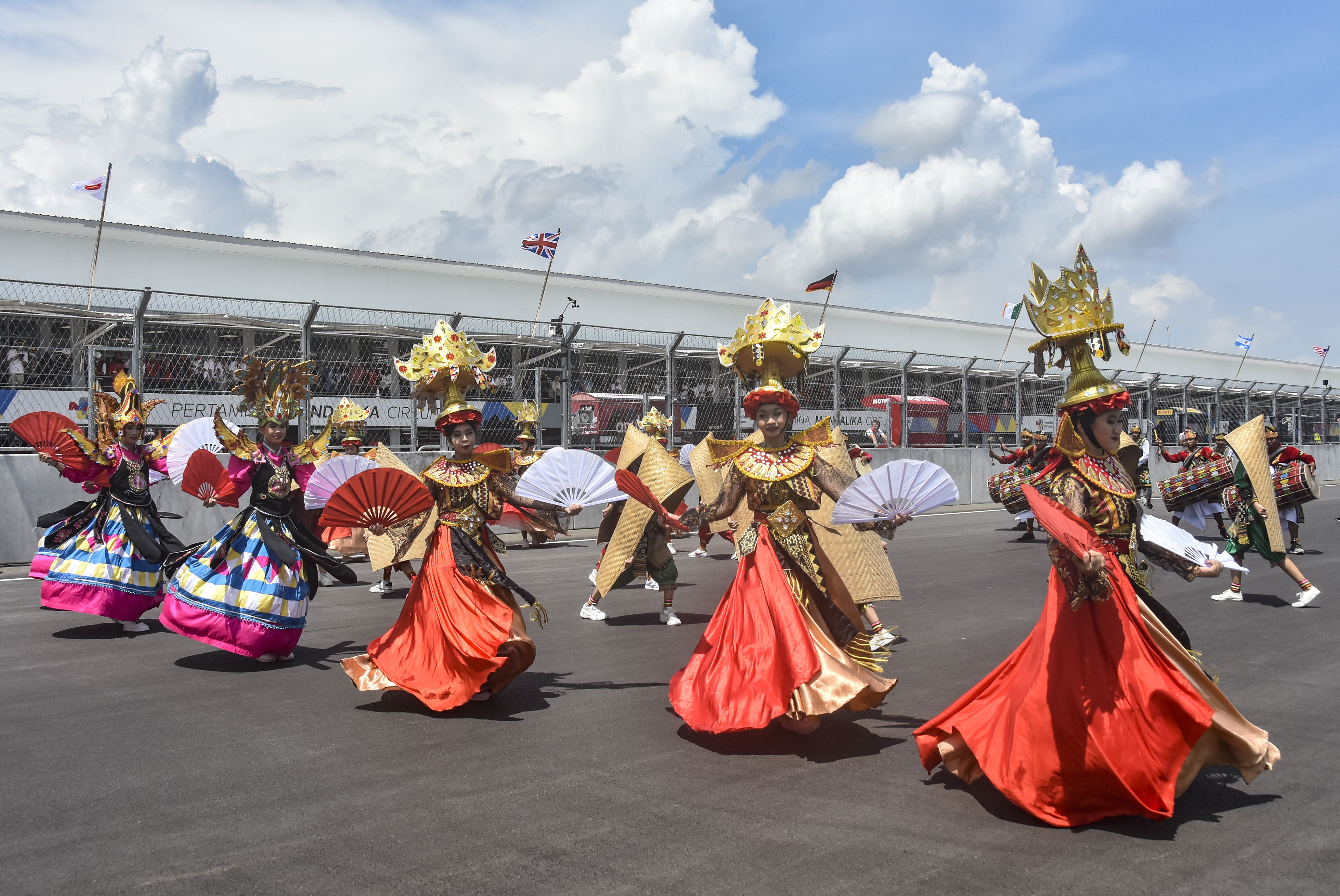 Sejumlah penari mementaskan tari kreasi Lombok Sumbawa saat Final Race WSBK 2022.