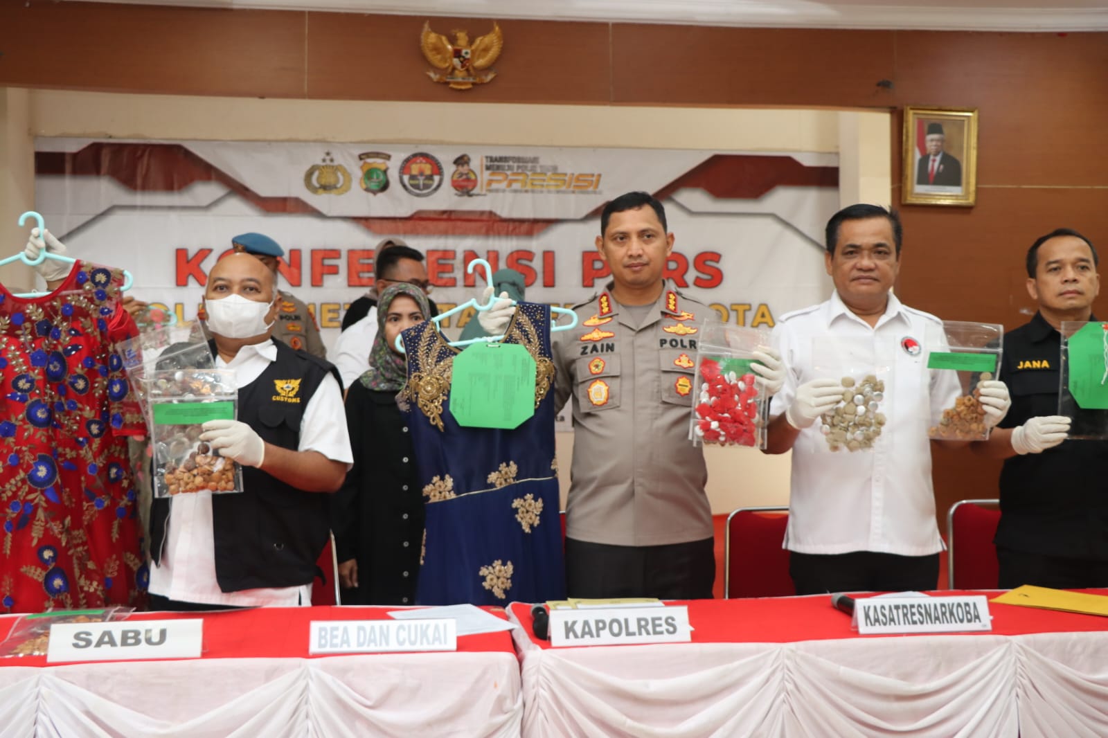 Bea Cukai dan Satresnarkoba Polres Metro Tangerang Kota ungkap penyelundupan narkotika jenis sabu 317,59 gram jaringan India-Jakarta.