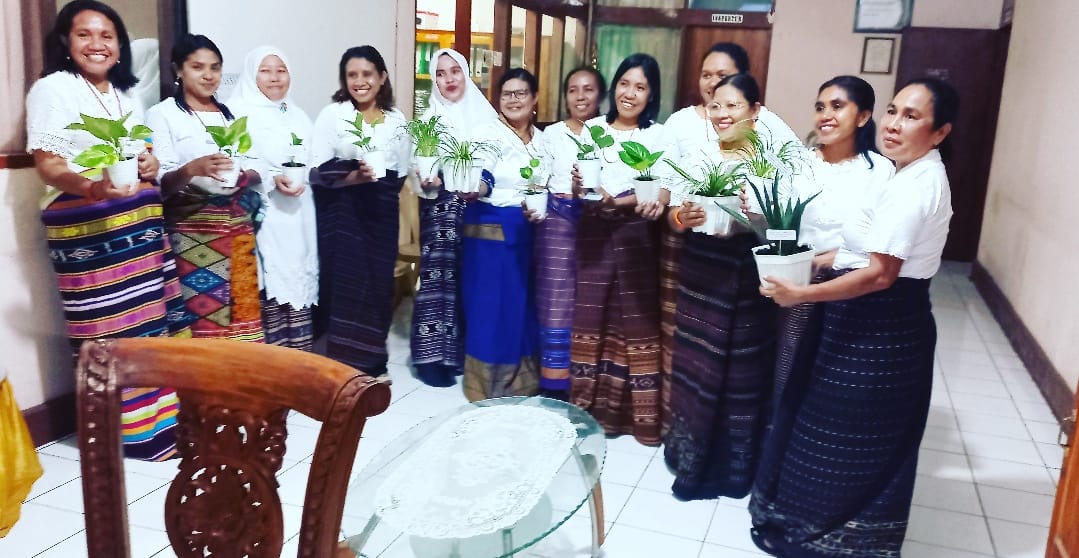 Pengurus dan anggota Dharma Wanita Inspektorat Flores Timur memperingati Hari Valentine 
