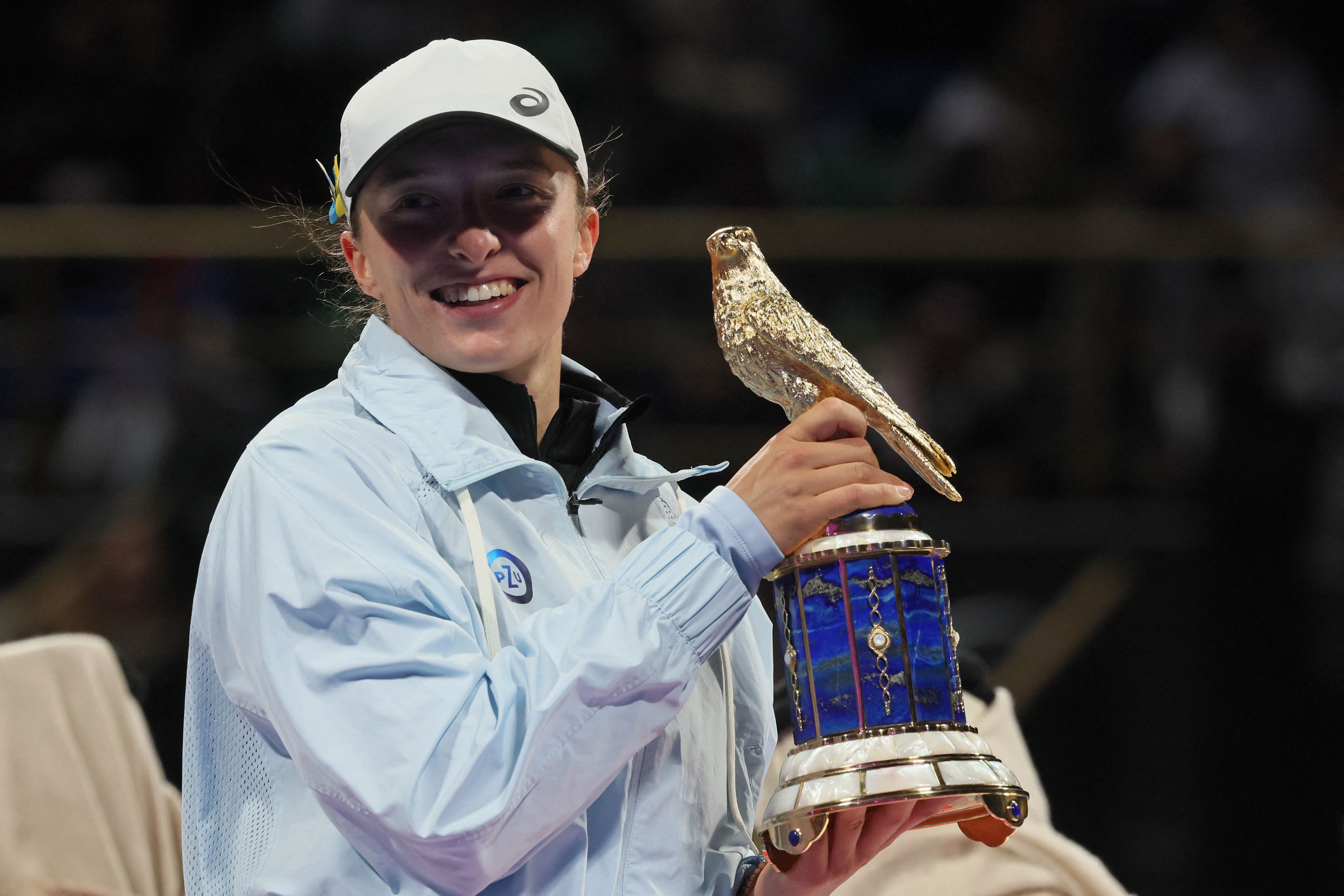 Petenis Polandia Iga Swiatek usai menjadi juara di Qatar Terbuka.