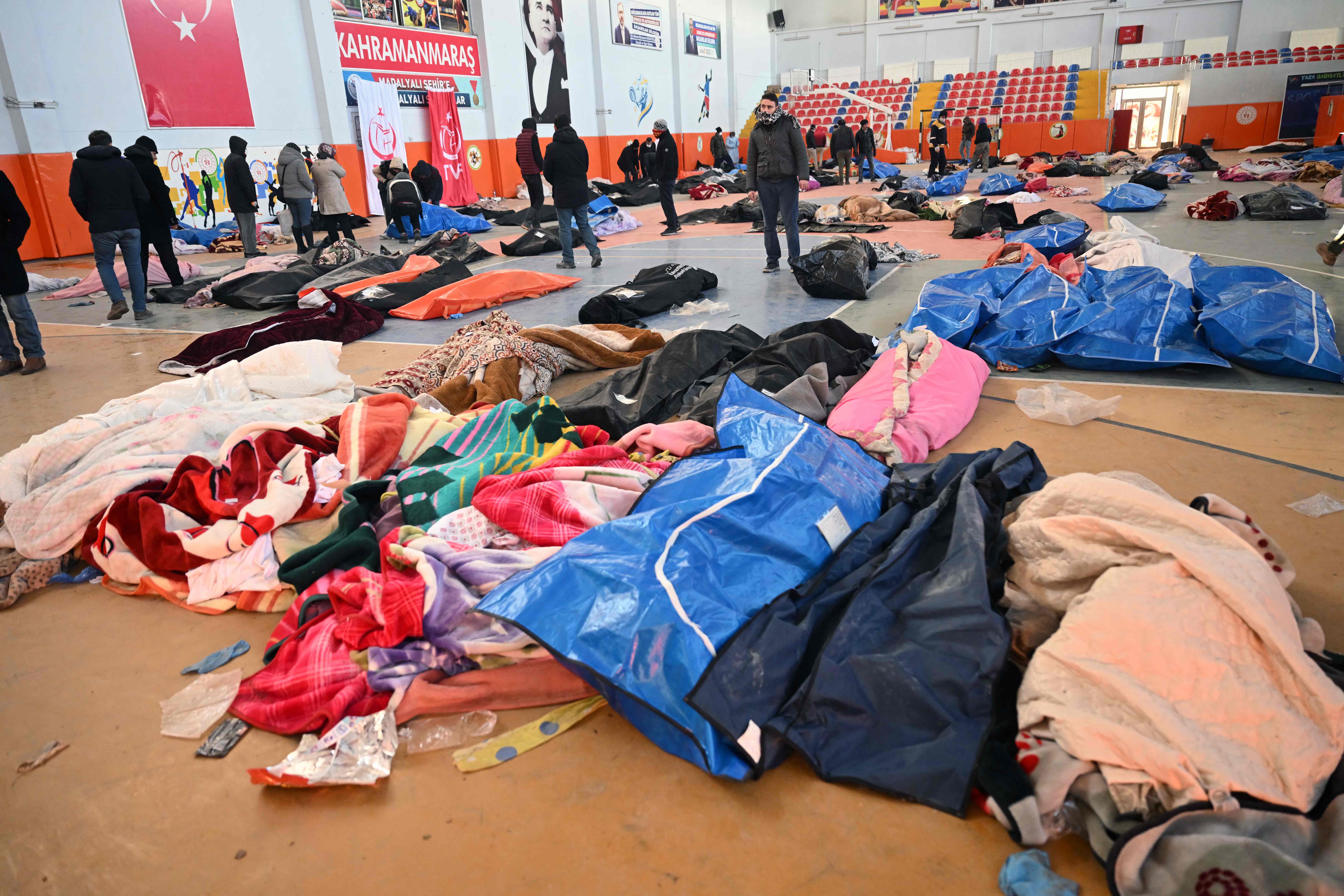 Puluhan jenazah korban gempa yang dievakuasi dari puing-puing reruntuhan bangunan di Kahramanmaras, Turki, Rabu (8/2).