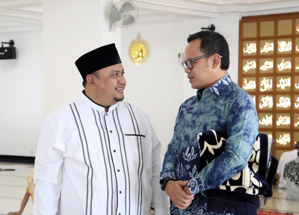 Ketua DPRD Bogor, Atang Trisnanto menyapa Wali Kota Bogor Bima Arya