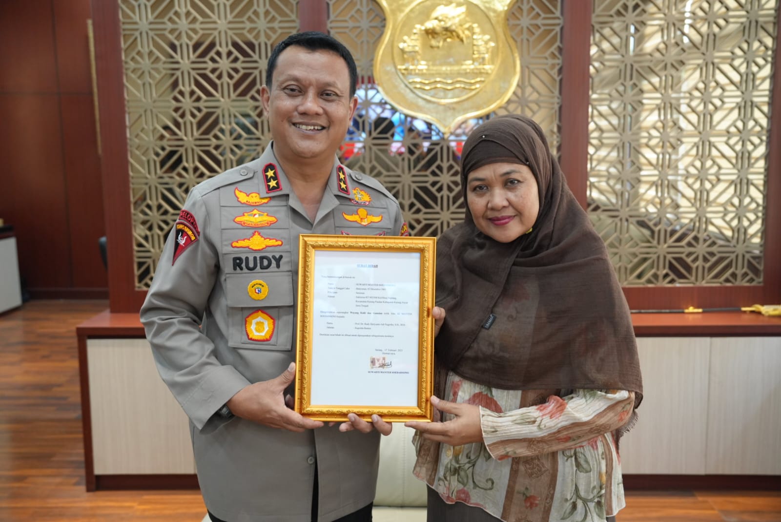 Kapolda Banten Irjen Rudy Heriyanto Adi Nugroho menerima hibah wayang kulit dan gamelan peninggalan almarhum Ki Manteb Soedarsono. 
