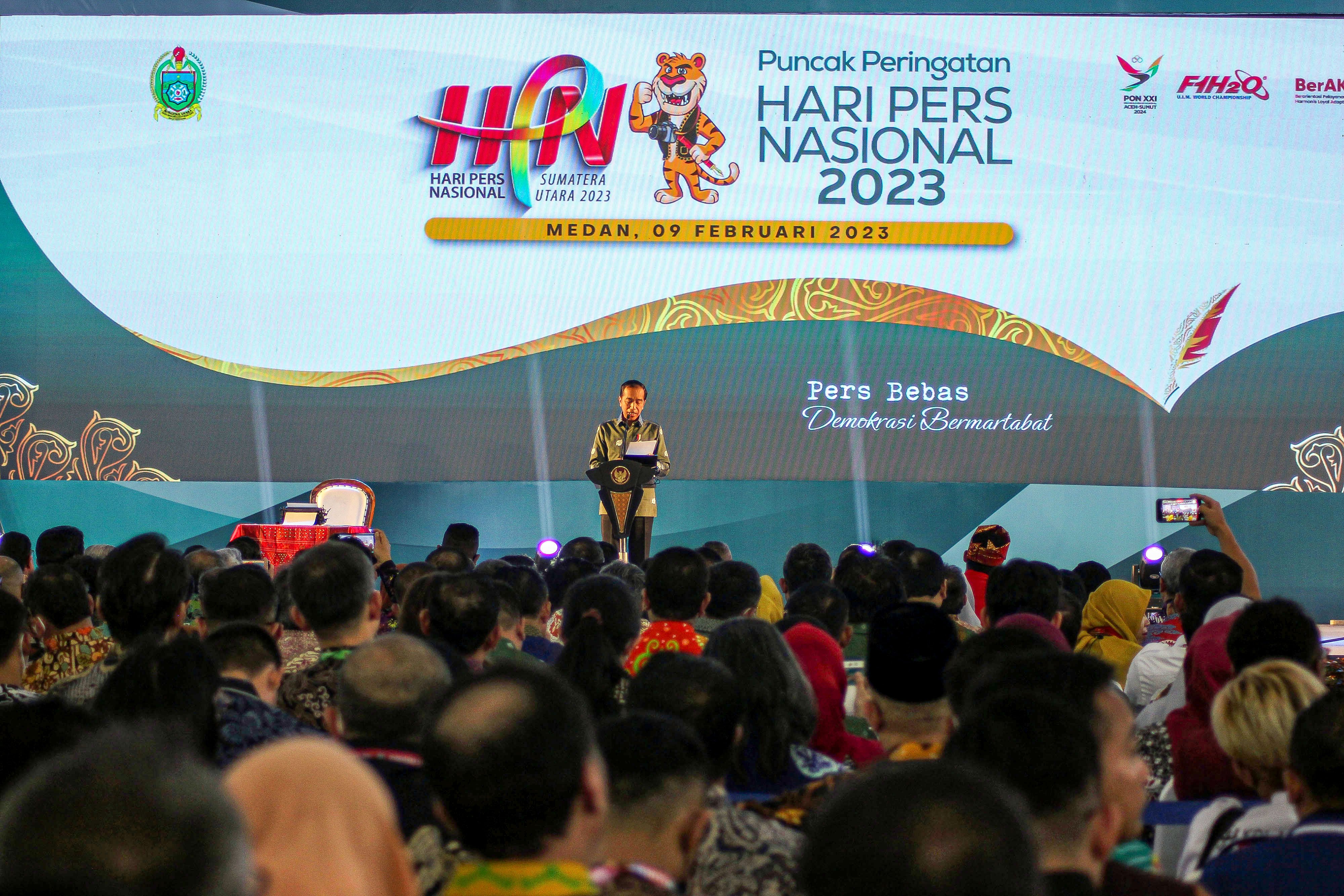 Presiden Joko Widodo berpidato saat menghadiri puncak peringatan Hari Pers Nasional (HPN) di Lapangan Astaka Pancing, Medan, Sumatera Utara