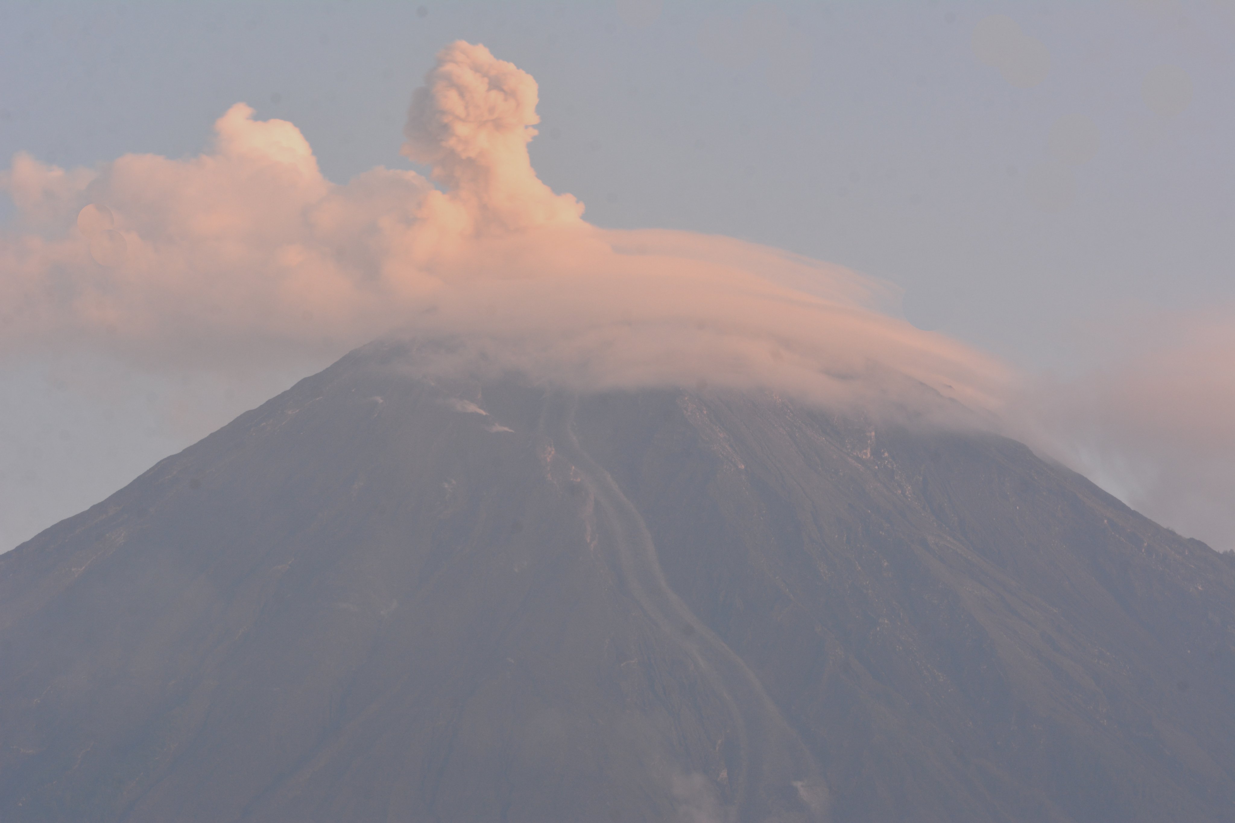 Gunung Semeru yang berada di Kabupaten Lumajang dan Kabupaten Malang, Jawa Timur.