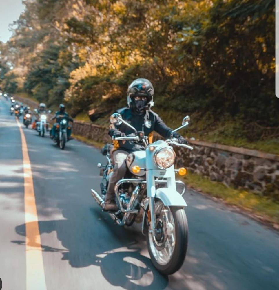 Penunggang Sepeda Motor Royal Enfield saat melakukan tur.  