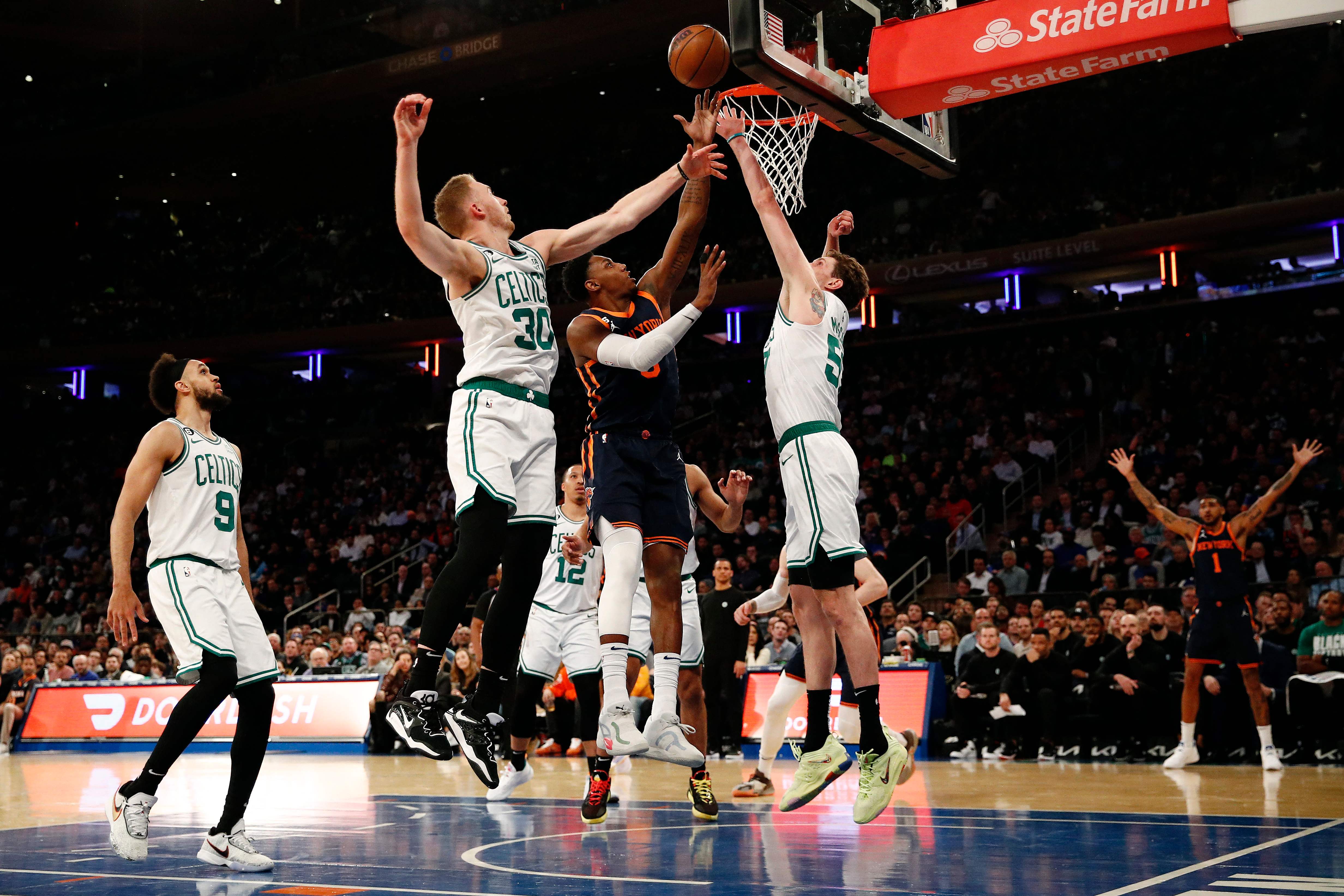 New York Knicks menyabet kemenangan besar atas pemimpin klasemen Wilayah Timur Boston Celtics 109-94.