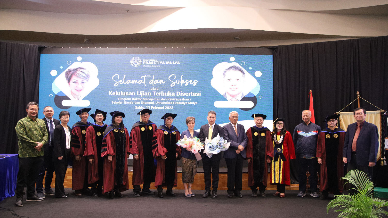 Lulusan pertama Program Doktor Manajemen dan Kewirausahaan, Universitas Prasetiya Mulya, yakni Paulina Lo dan Henky Lesmana