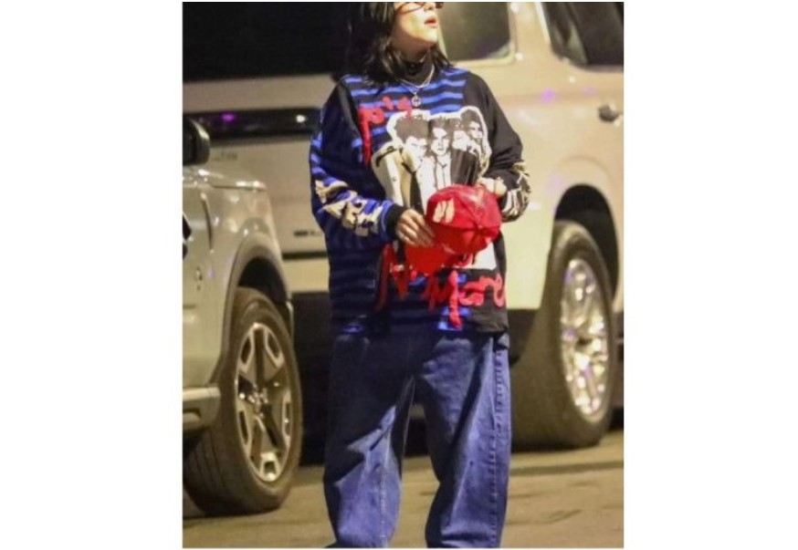 Tangkapan layar Billie Eilish saat mengenakan outfit buatan jenama fesyen asal Bandung dressedlikeparents.