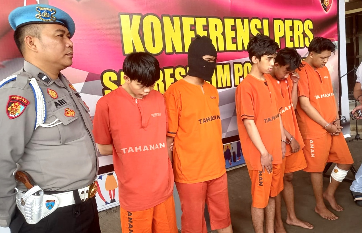 Lima anggota geng motor yang dibekuk Polres Cimahi Jawa Barat.