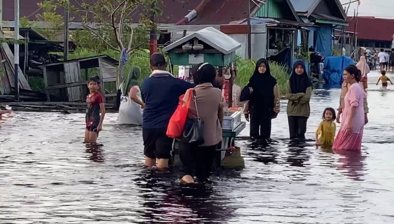 Salah satu warga bernama Arifin mengatakan, banjir di daerahnya sudah terjadi selama lima hari terakhir.