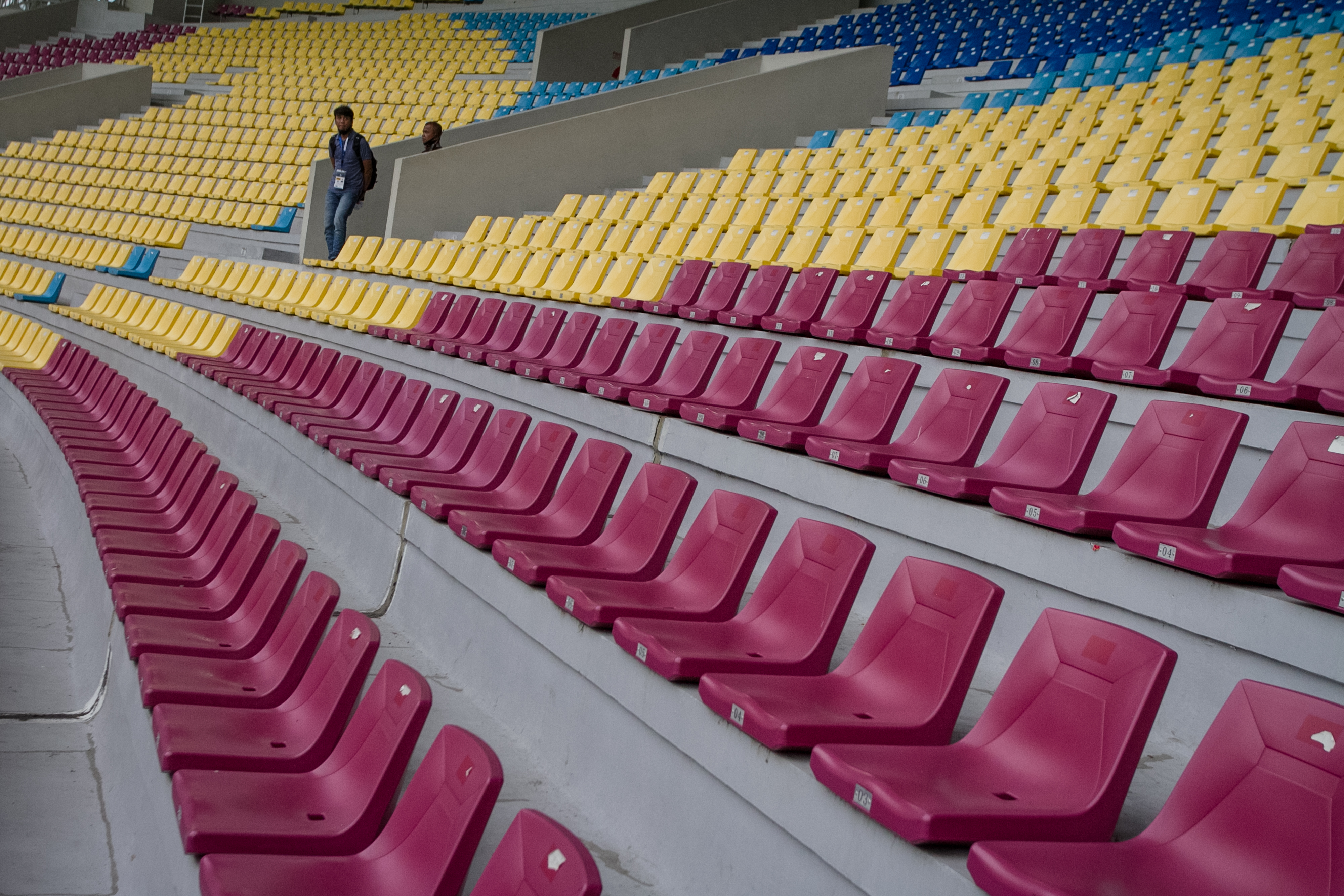 Potret suasana pertandingan sebelum pertandingan bola tanpa penonton.