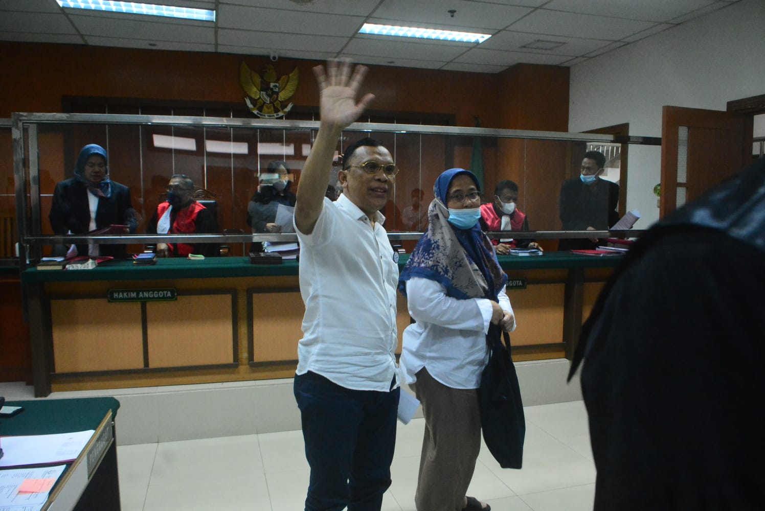  Ketua Forum Korban Mafia Tanah Indonesia (FKMTI), SK Budiardjo dan istrinya Nurlaela Sinaga, usai sidang di PN Jakarta Barat, Selasa (21/2