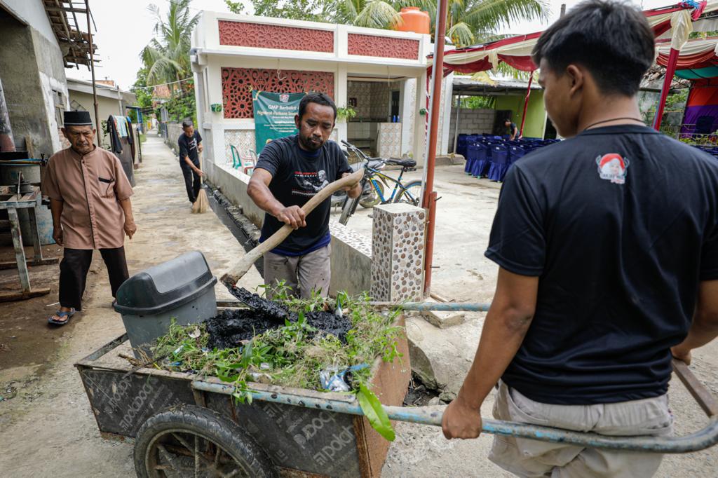 Komunitas  Ganjar Muda Padjadjaran (GMP) menginisasi gerakan positif melalui bakti sosial bebersih lingkungan dan ngobrol perkara iman (ngop