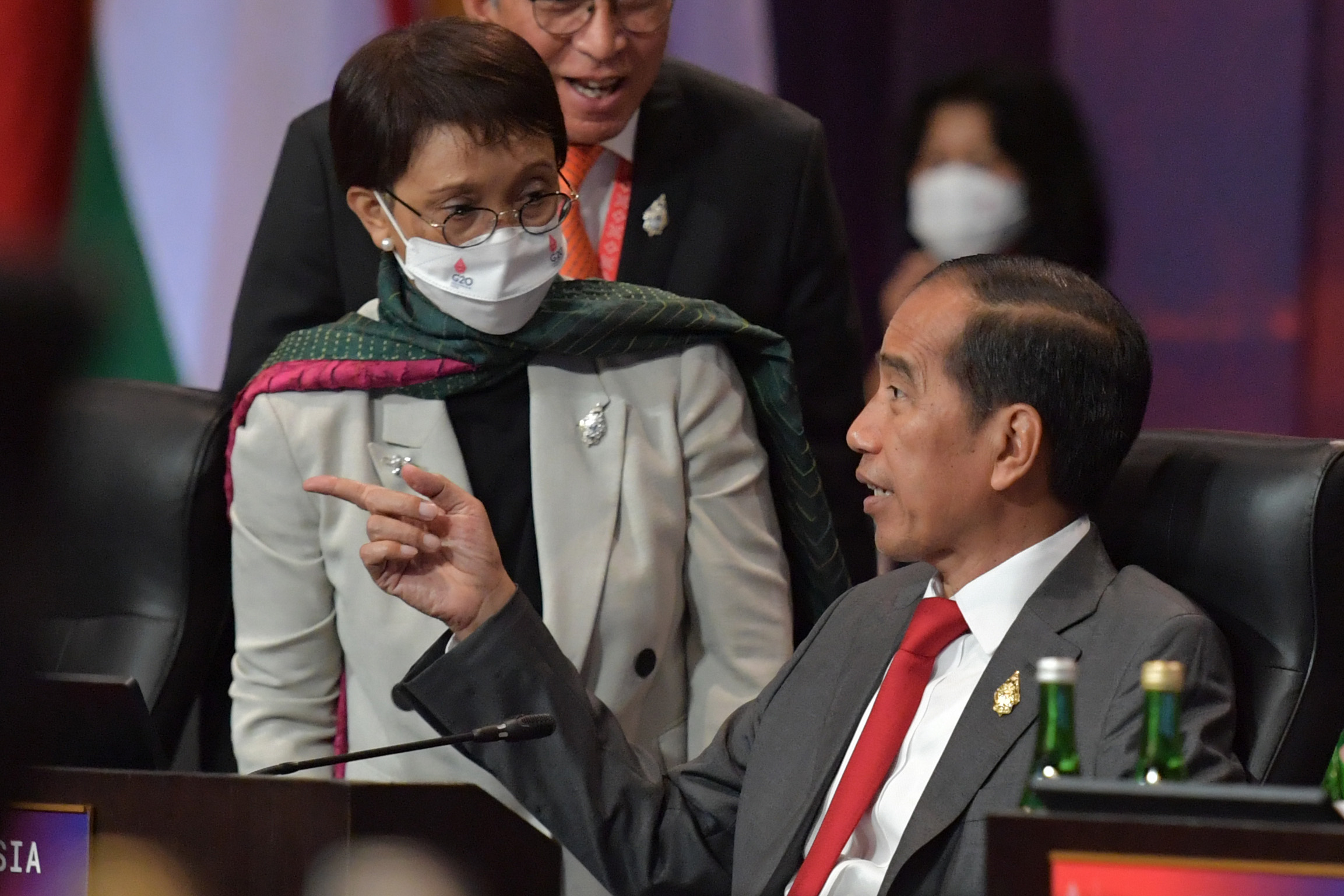 Presiden Jokowi saat berbicara dengan Menlu Retno Marsudi dalam suatu forum.