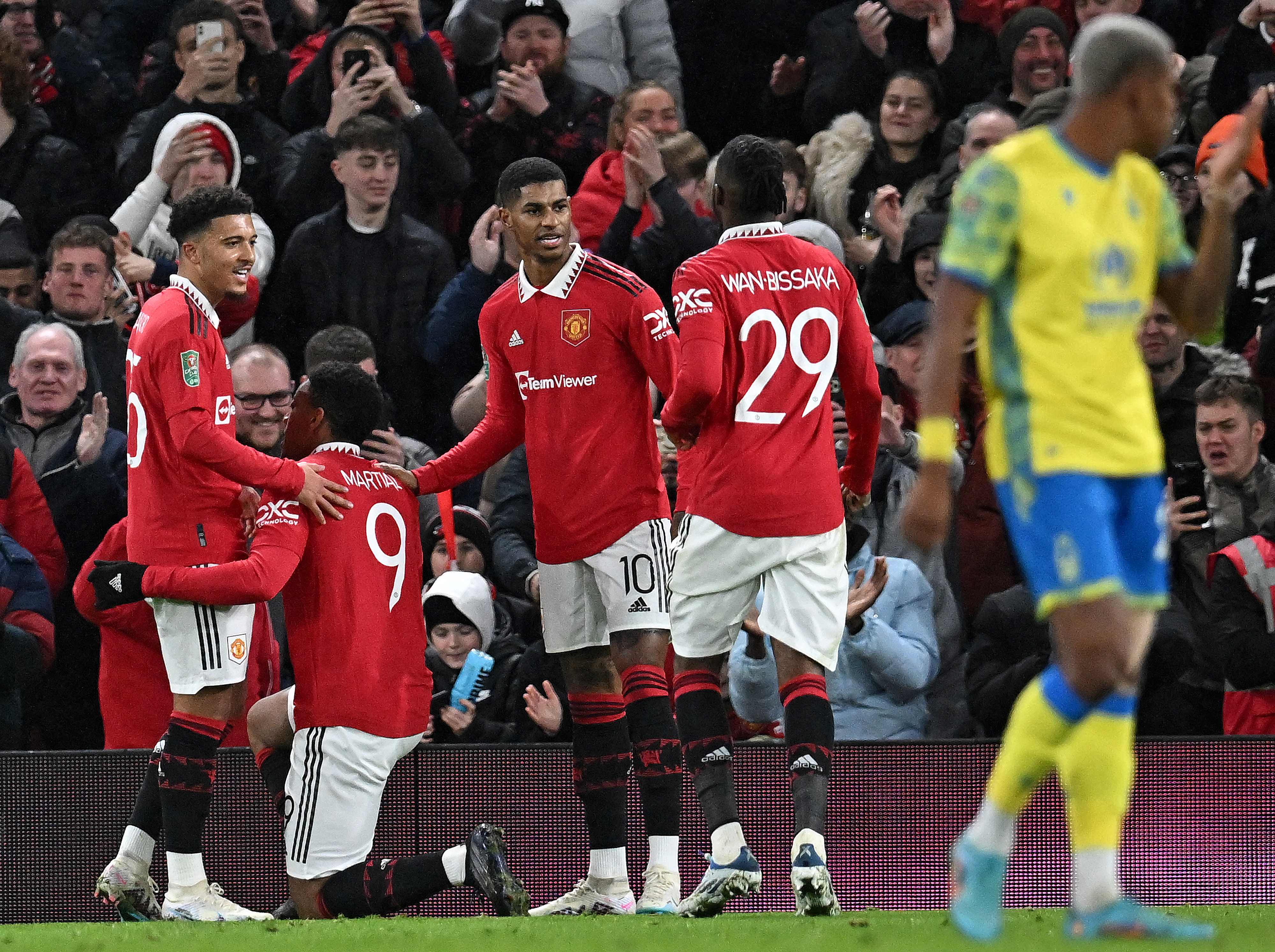 Para pemain Manchester United melakukan selebrasi usai mencetak gol ke gawang Nottingham Forest di laga Piala Liga.