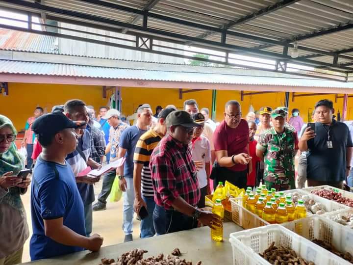 Pj Bupati Sorong Yan Piet Moso S.Sos.,M.M dan Tim Pengendali Inflasi Daerah (TPID) meninjau harga bahan pokok disejumlah pasar tradisional.