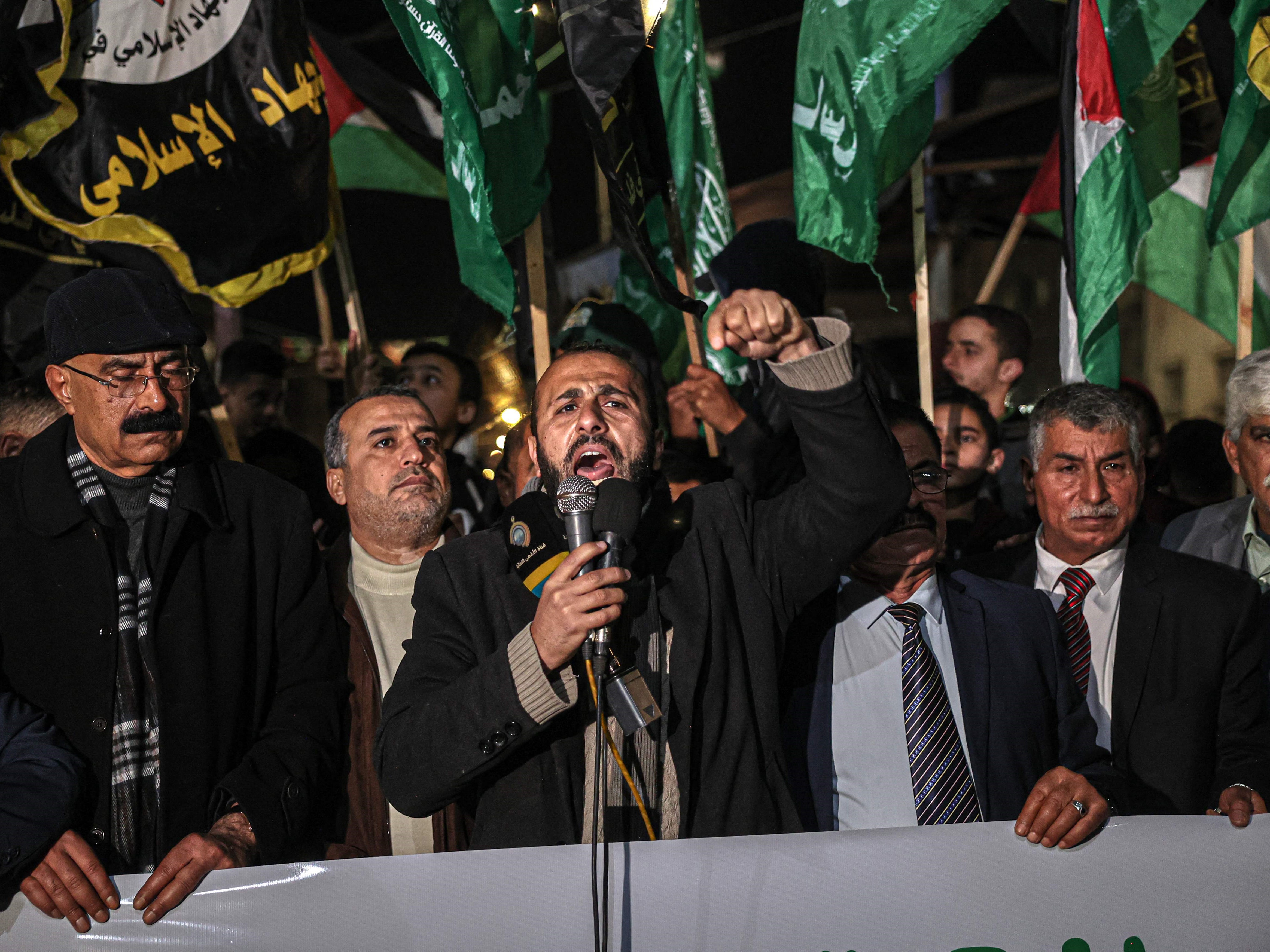 Pendukung beberapa partai Palestina berbaris di Khan Yunis di jalur Gaza, untuk mengecam serangan Israel di kota Nablus, Tepi Barat.