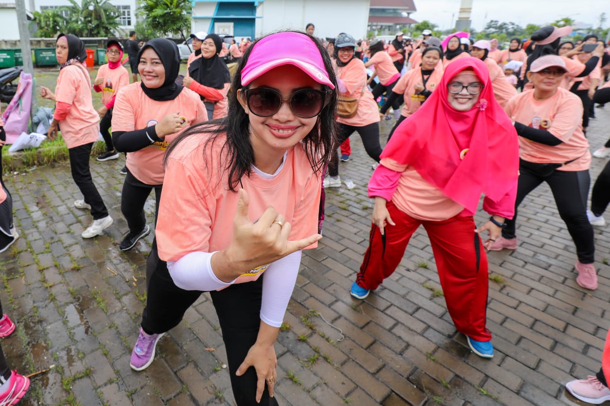 Mak Ganjar Jabodetabek dan komunitas Ayo Olahraga menggelar kegiatan Senam untuk menggapai tujuan 'Perempuan Bugar dan Produktif', di Jakbar