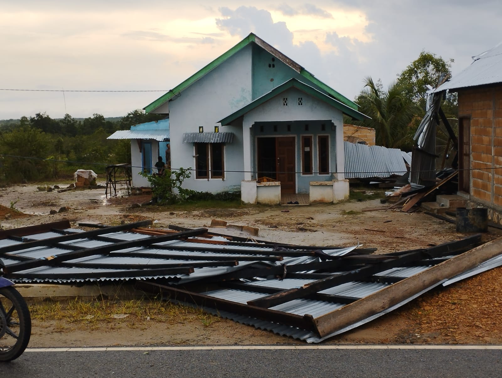 Salah satu rumah terdampak puting beliung d desa Air Jungkung Kabupaten Bangka, Provinsi Bangka Belitung.