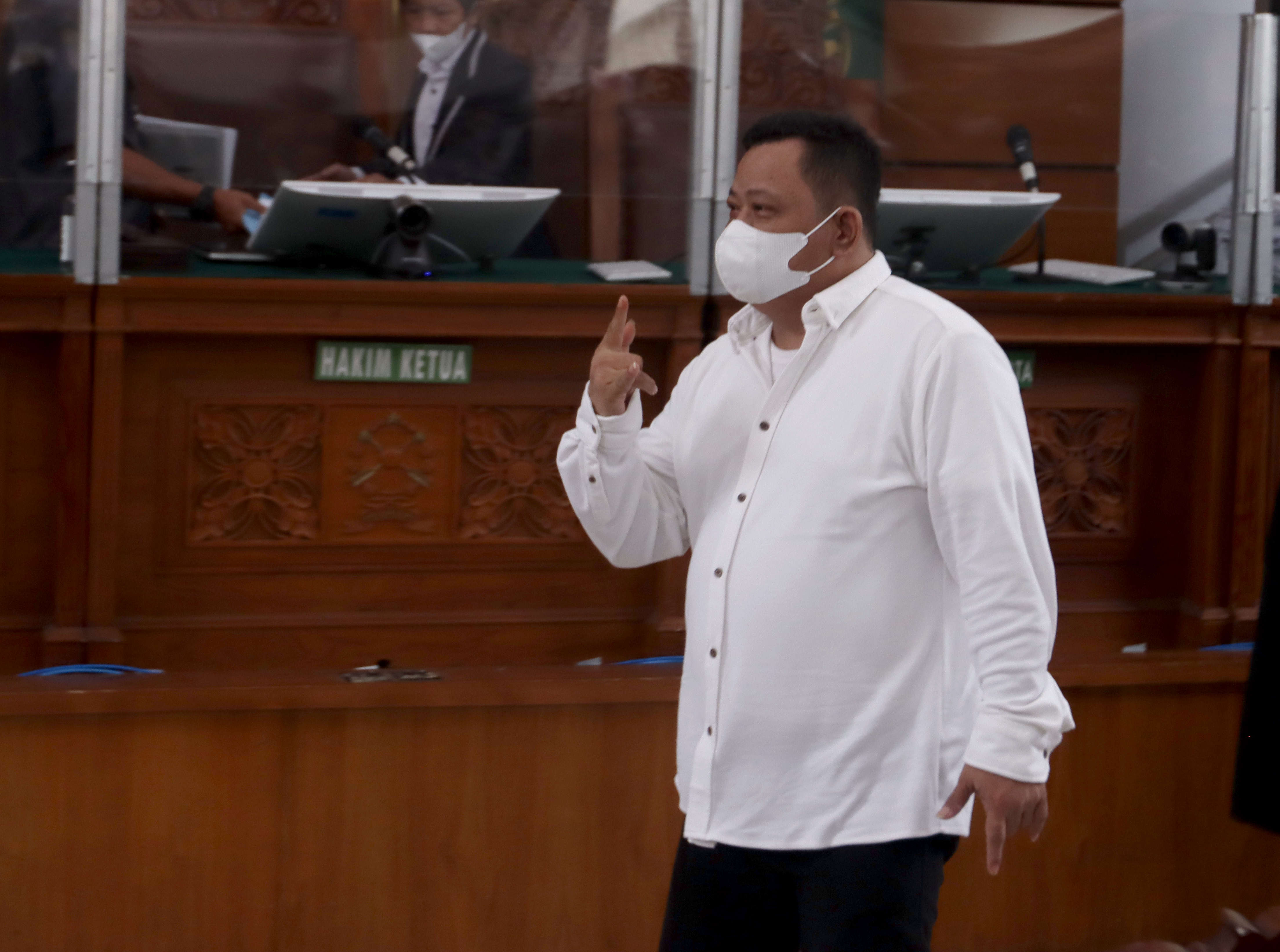 Datang dengan 'Sarangheo', Keluar Acungkan 'Metal'