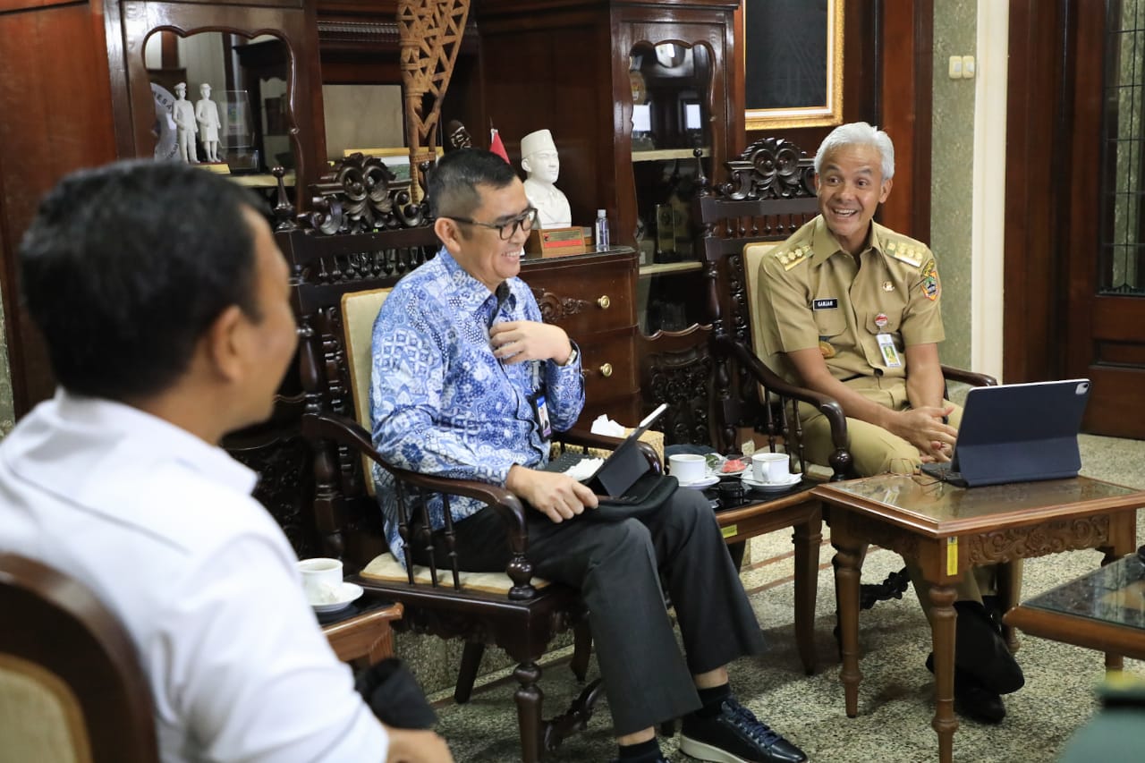 Gubernur Jateng Ganjar Pranowo (kanan) membahas soal inflasi di Puri Gedeh, Kota Semarang, Rabu (8/2/2023).