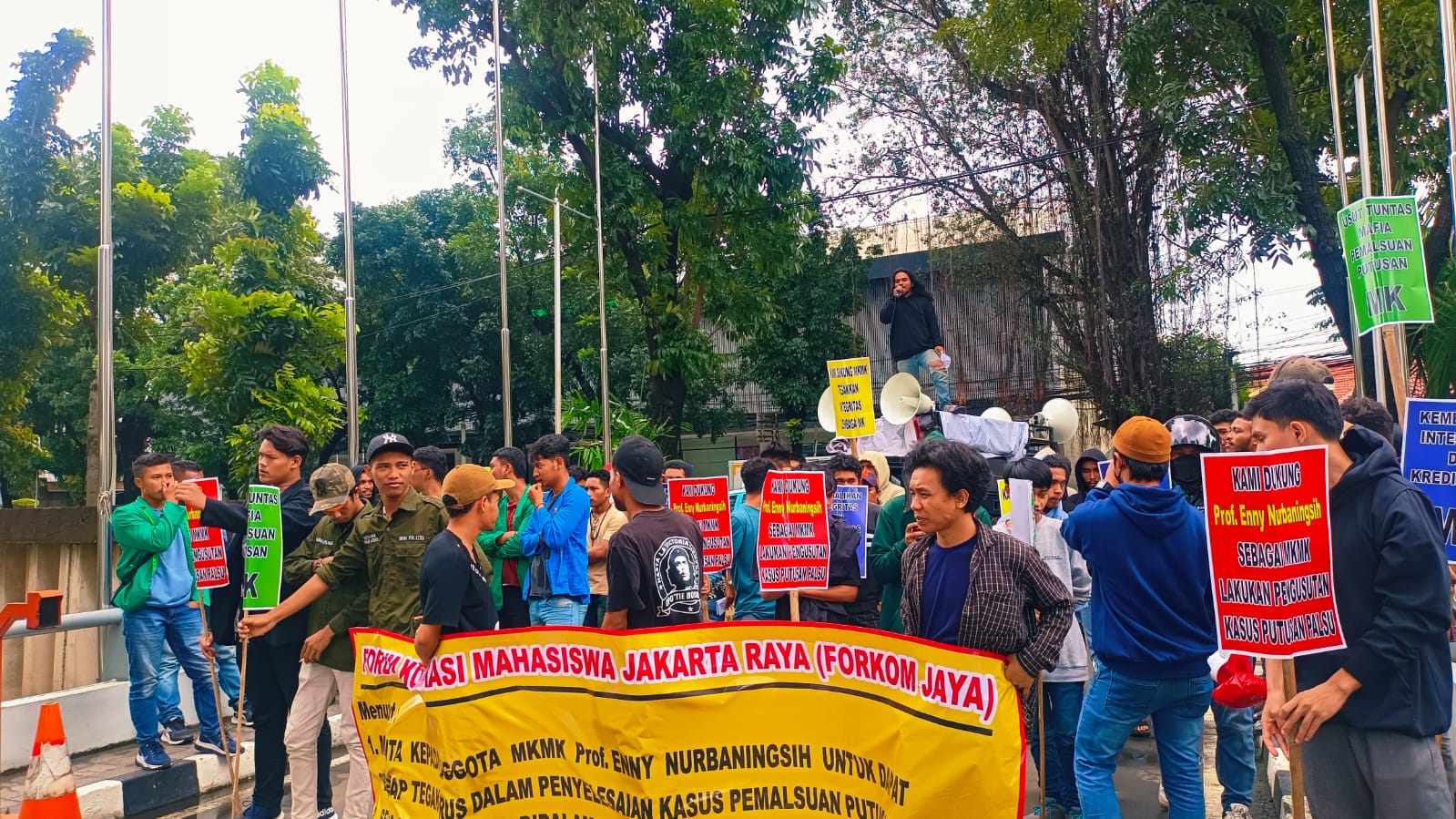 Massa dari Forum Komunikasi Mahasiswa Jakarta Raya (Forkom Jaya) berunjukrasa ke Mahkamah Konsituti (MKMK), Senin (27/2/2023)