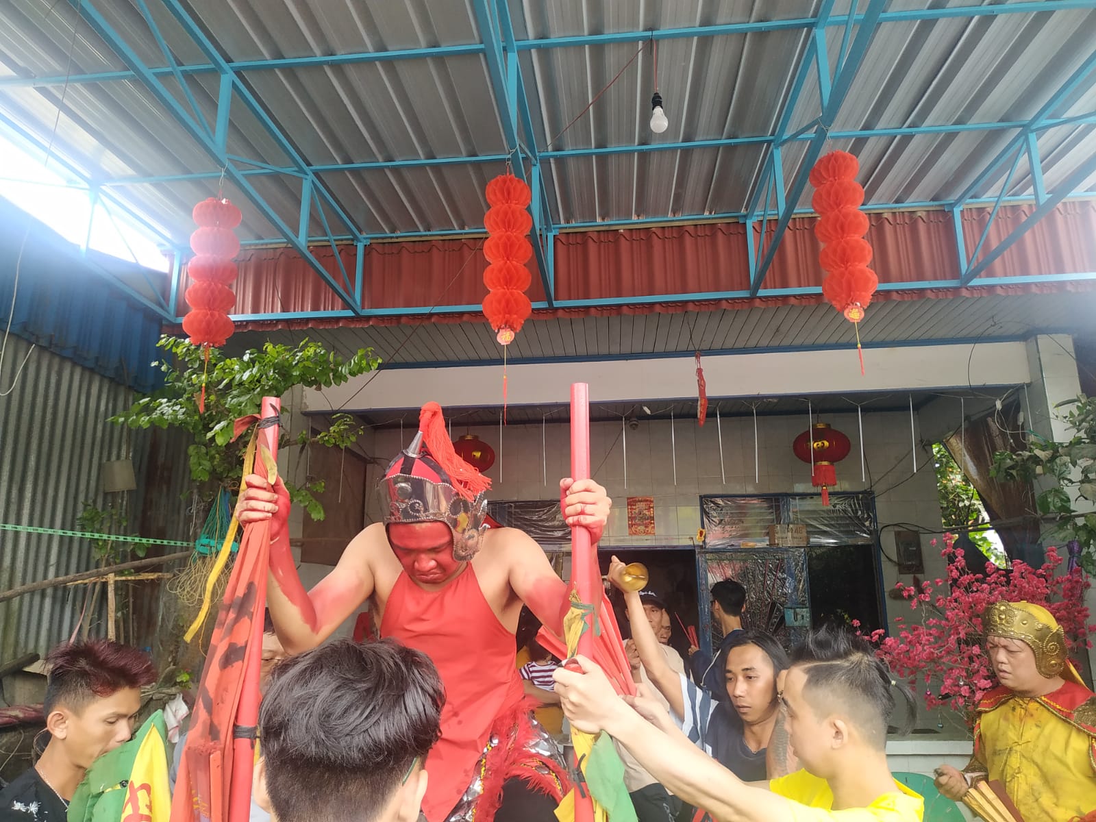 Tatung di  Kota Singkawang menyambut Cap Go Meh tanda berakhirnya tahun baru.
