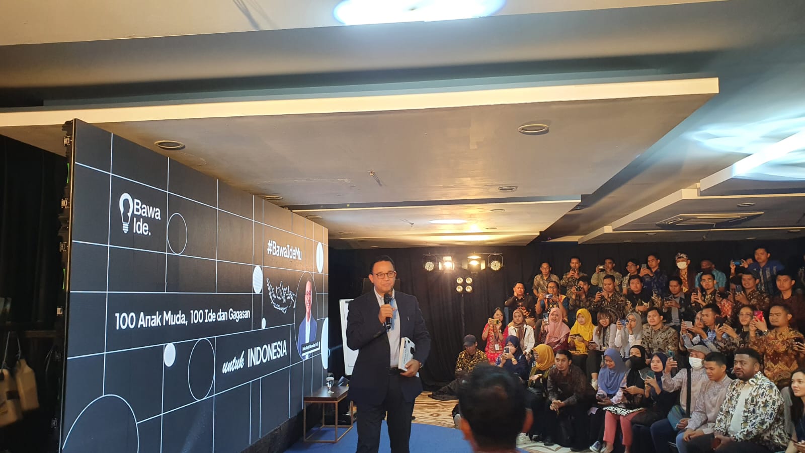 Bakal calon presiden (capres) Anies Baswedan berbicara di forum Bawa Ide, di Jakarta Selatan, Rabu (15/2) malam. 