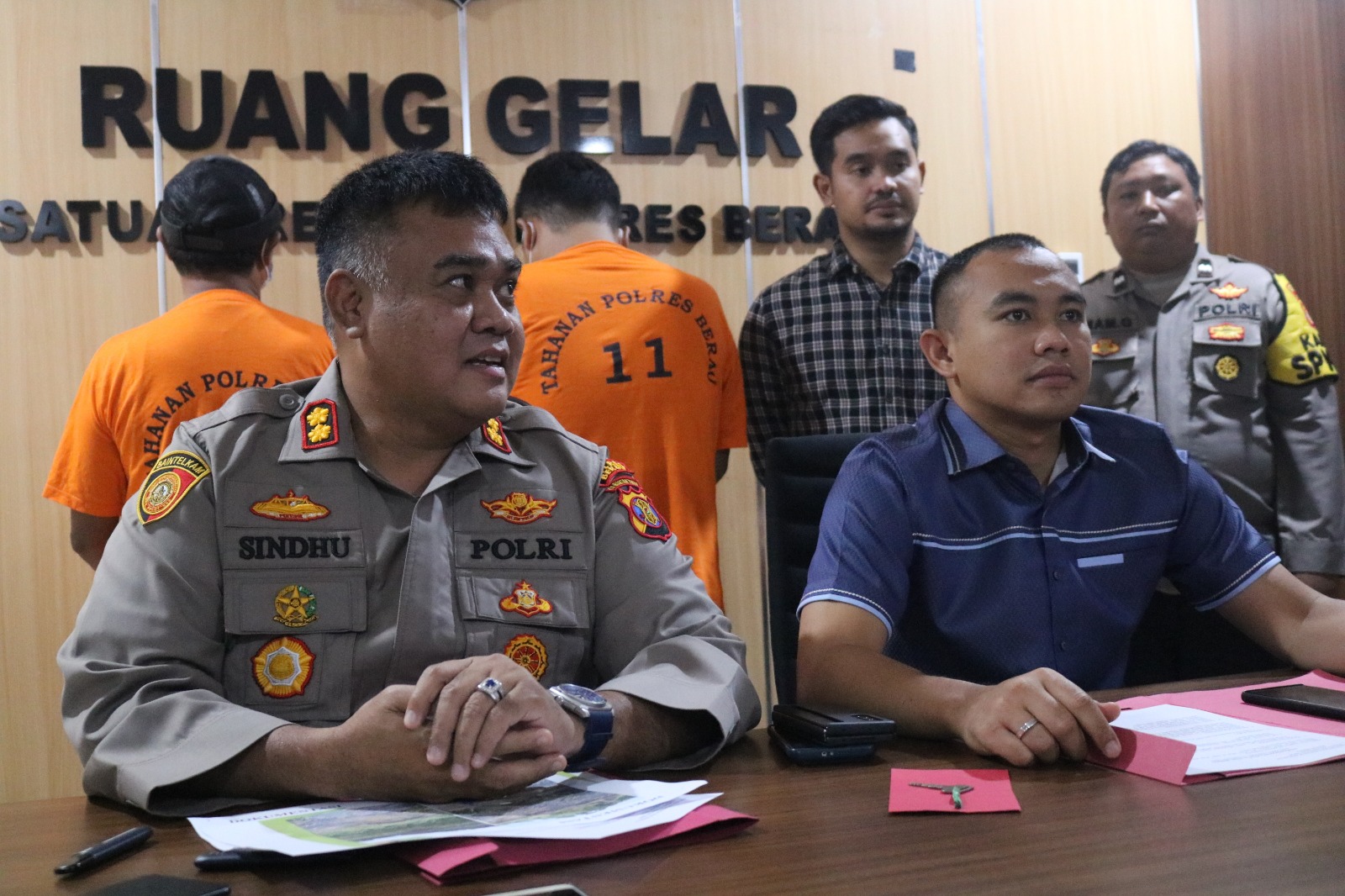 Kapolres Berau, AKBP Sindhu Brahmarya didampingi Kasat Reskrim Polres Berau, Iptu Ardian Rahayu Priatna saat konfrensi pers, Rabu (15/2/2023