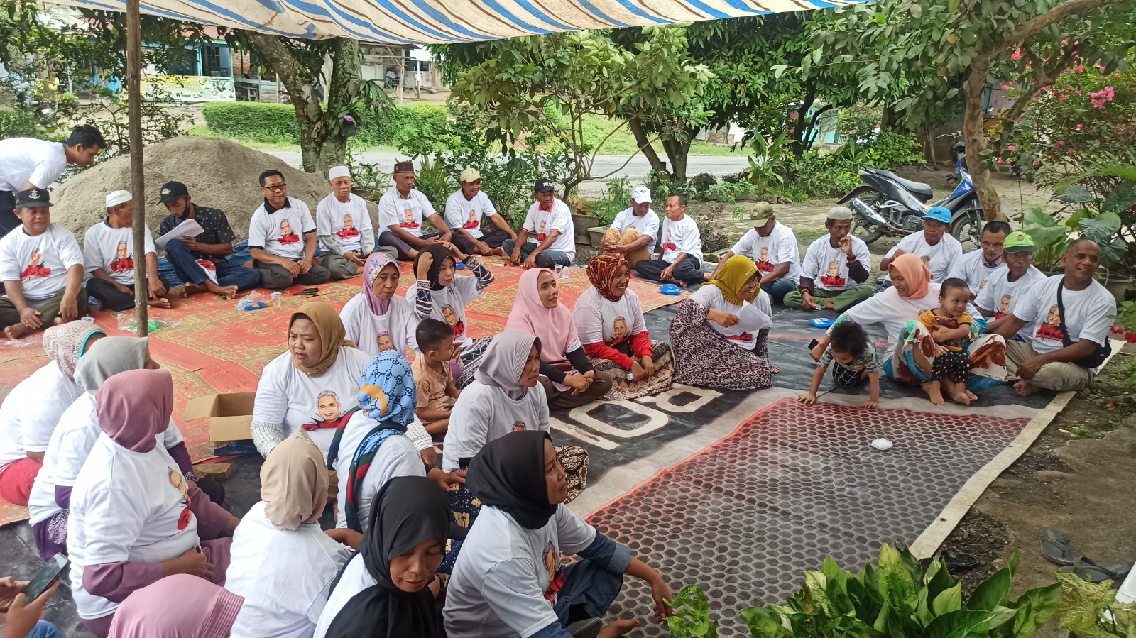 Relawan Orang Muda Ganjar (OMG) Kabupaten Batubara menggelar sosialisasi kepada masyarakat desa supaya bisa beradaptasi dengan era digital