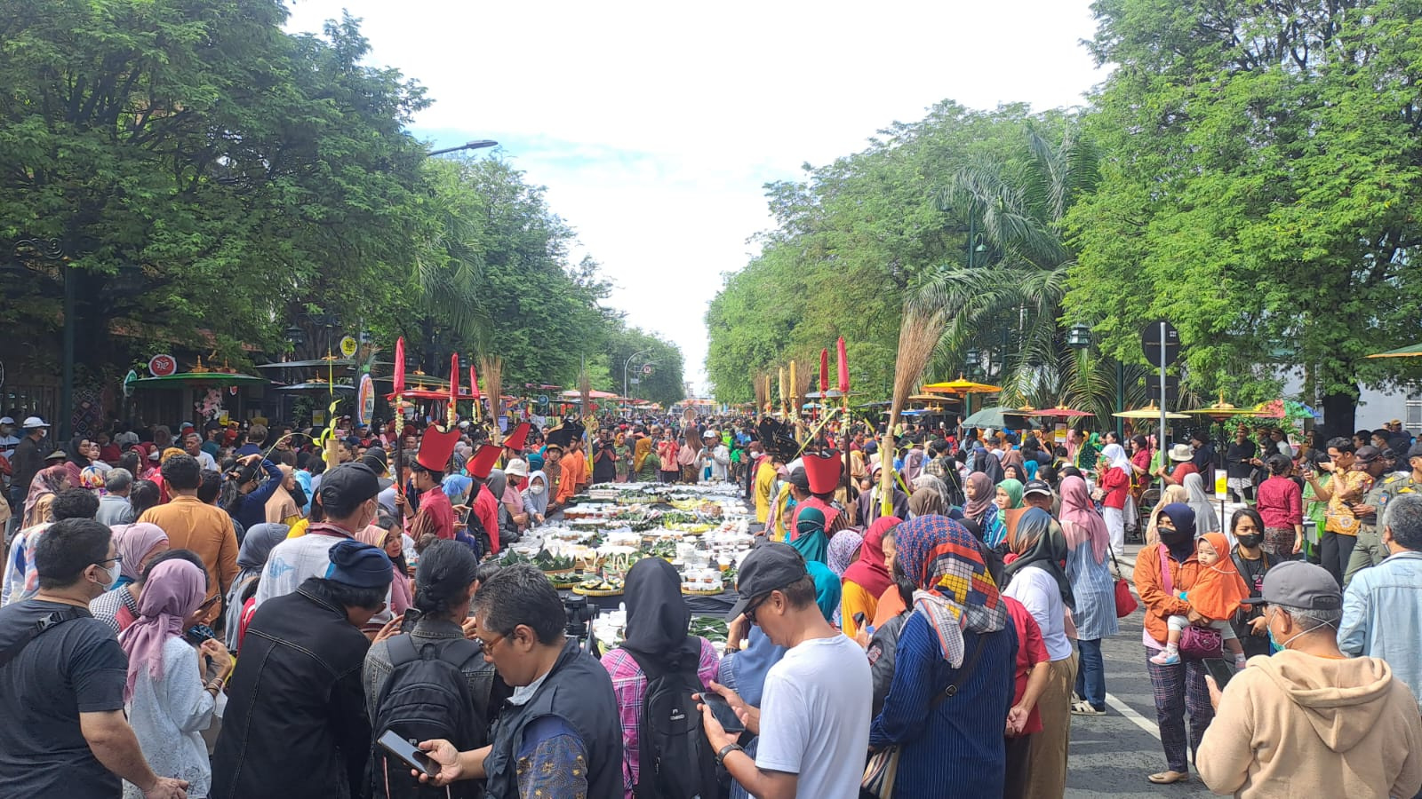 Wakil Wali Kota Solo Teguh Prakosa membuka Festival Jenang Solo 2023 di Ngarsopura, yang diikuti ribuan warga untuk berebut aneka jenang