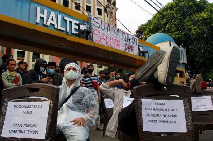 Aksi teatrikal menolak UU Cipta Kerja