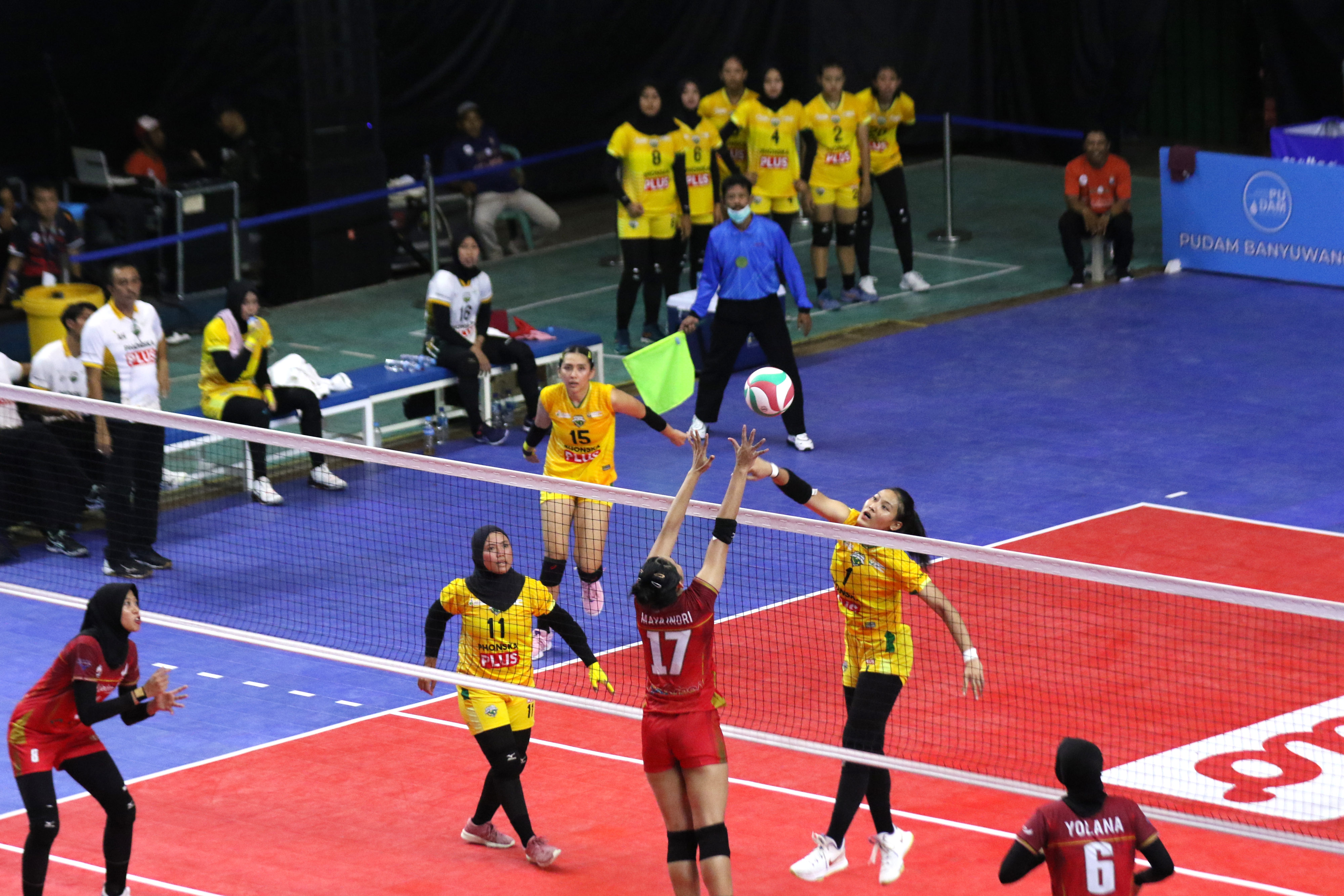 Tim bola voli putri Gresik Petrokimia Pupuk Indonesia saat berlaga.