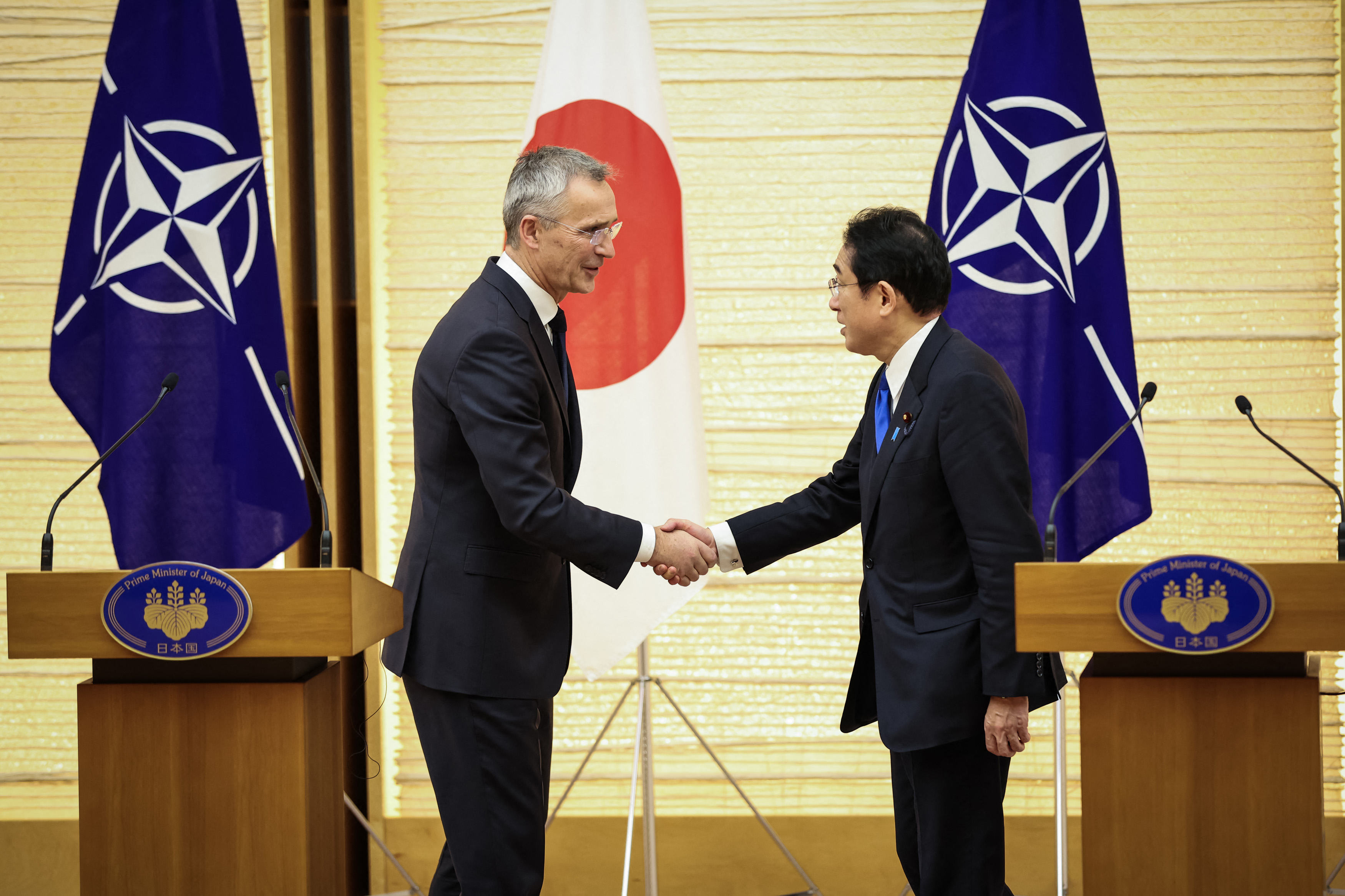 Sekjen NATO Jens Stoltenberg saat bertemu dengan PM Jepang Fumio Kishida.