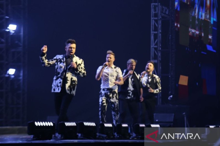 Westlife saat tampil di ICE BSD, Kamis (9/2).