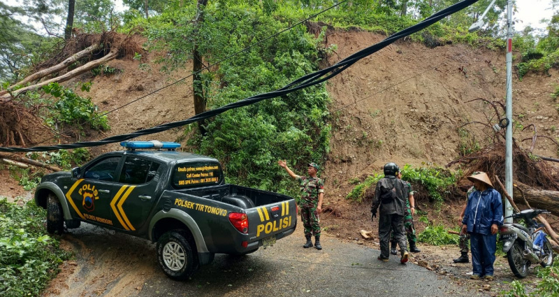 Kapolsek dan Camat Tirtomoyo berkoordinasi di lokasi longsor di Hutan Tanggang, Tirtomoyo, Wonogiri, Jawa Tengah, Rabu (15/2/2022)