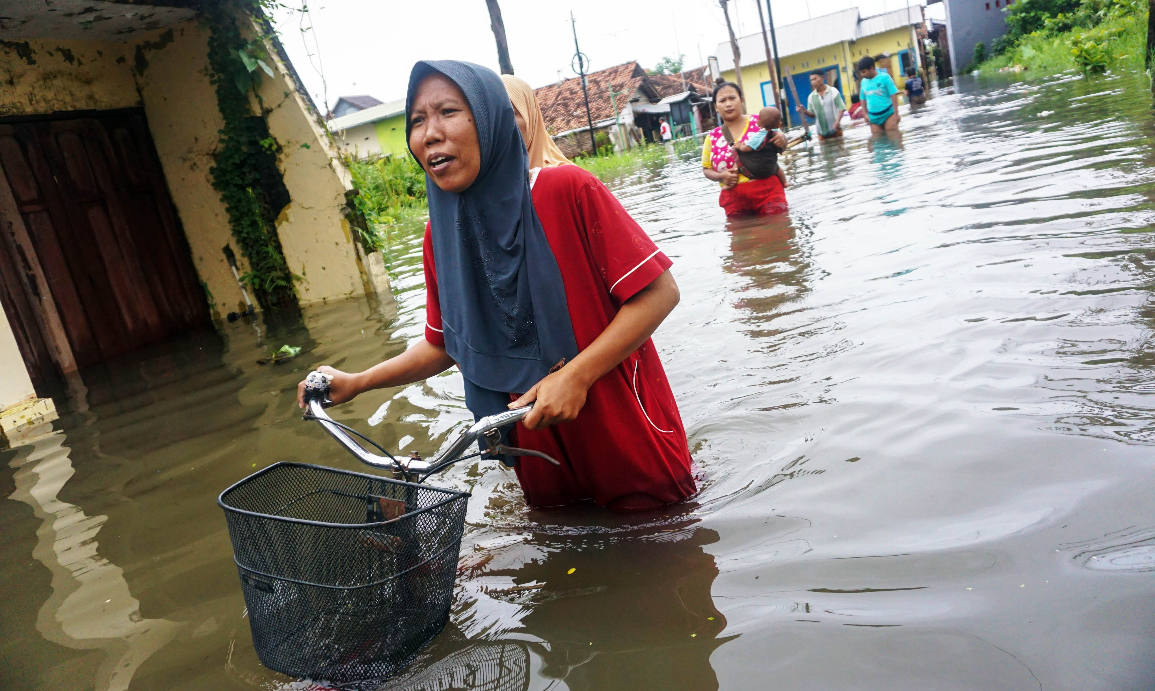Banjir yang melanda Pekalongan, Jawa Tengah kian meluas. 